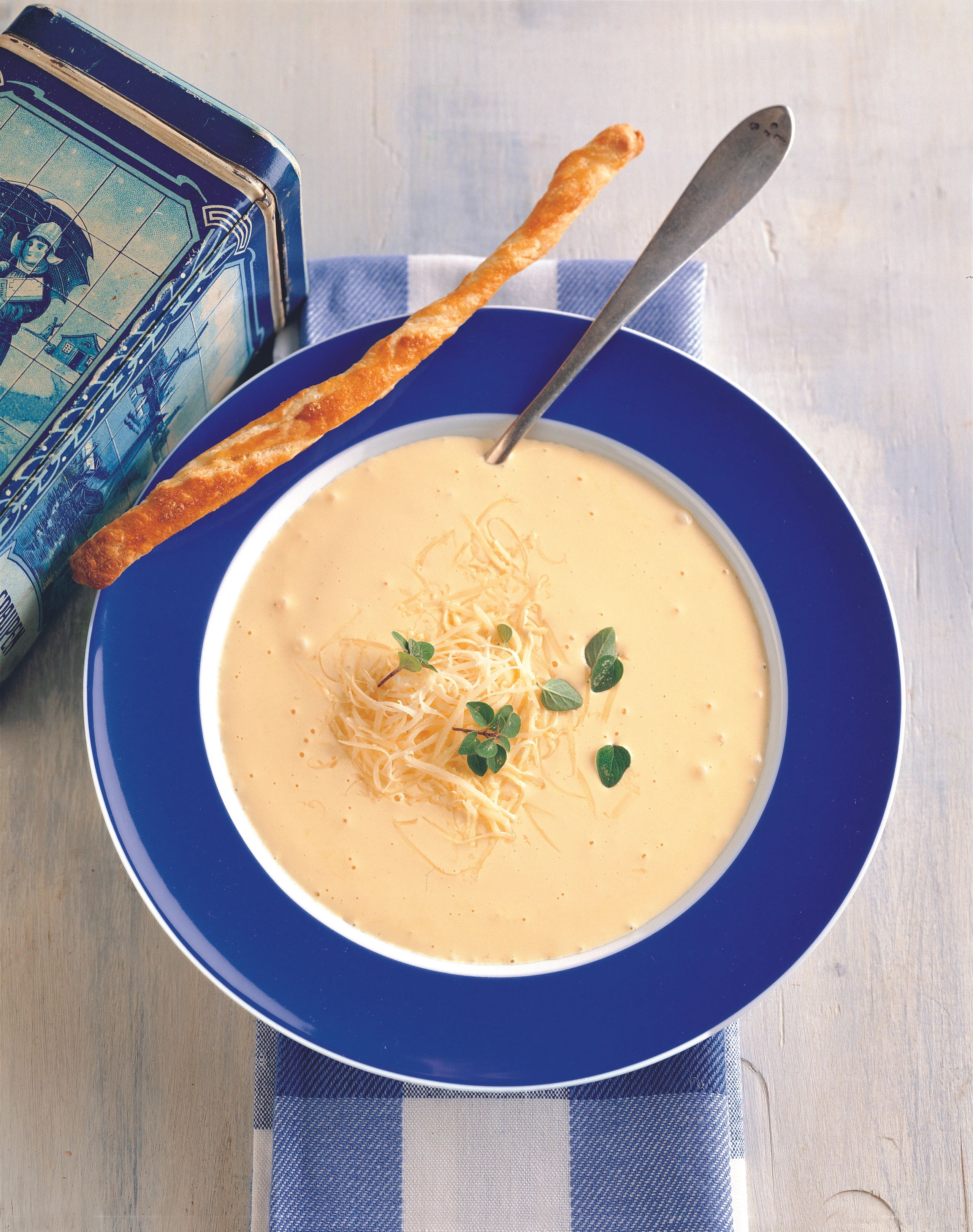 Käsecremesuppe mit Käsestangerl