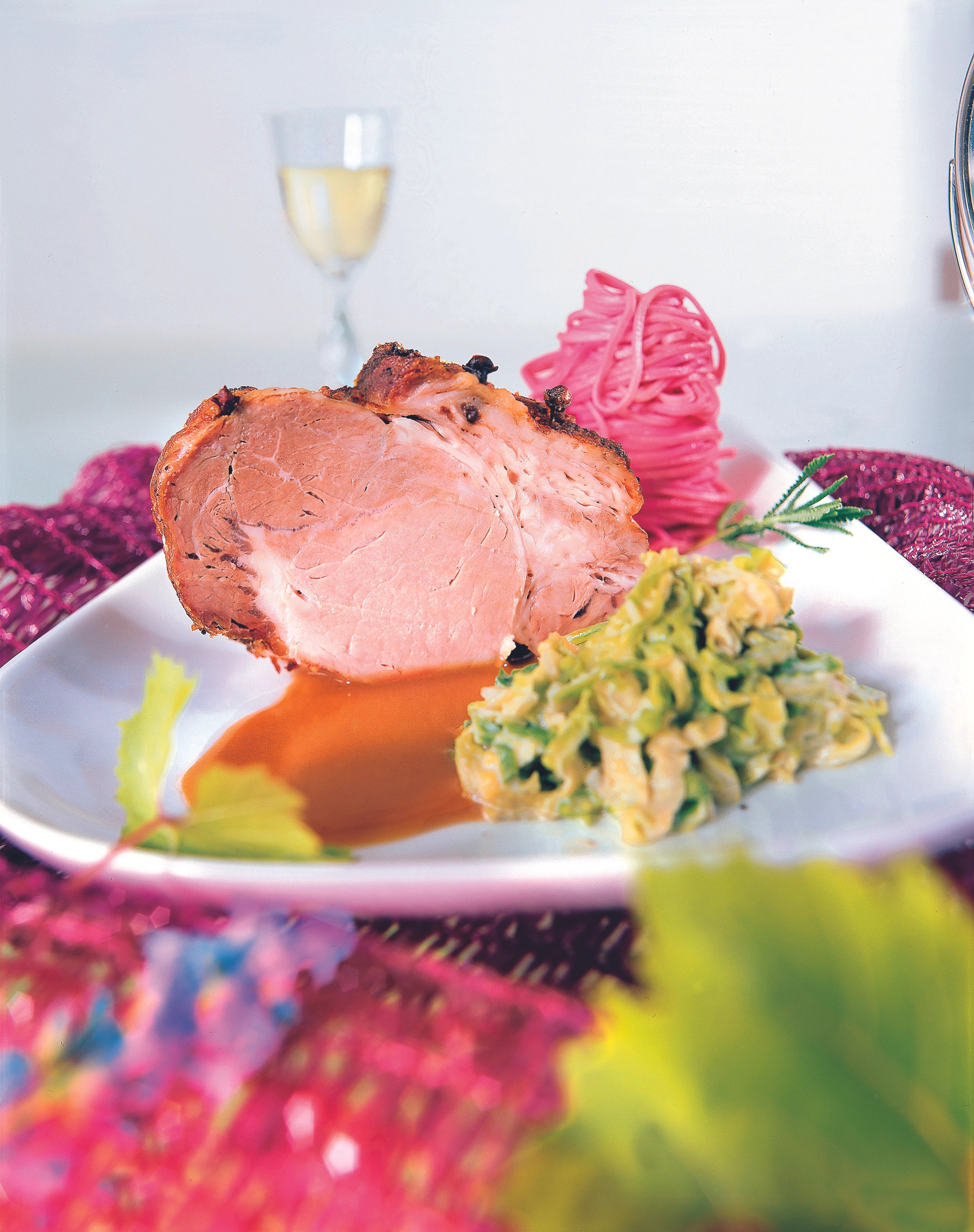 Wildschweinbraten mit Rahmkohl und Rote-Rüben-Nudeln