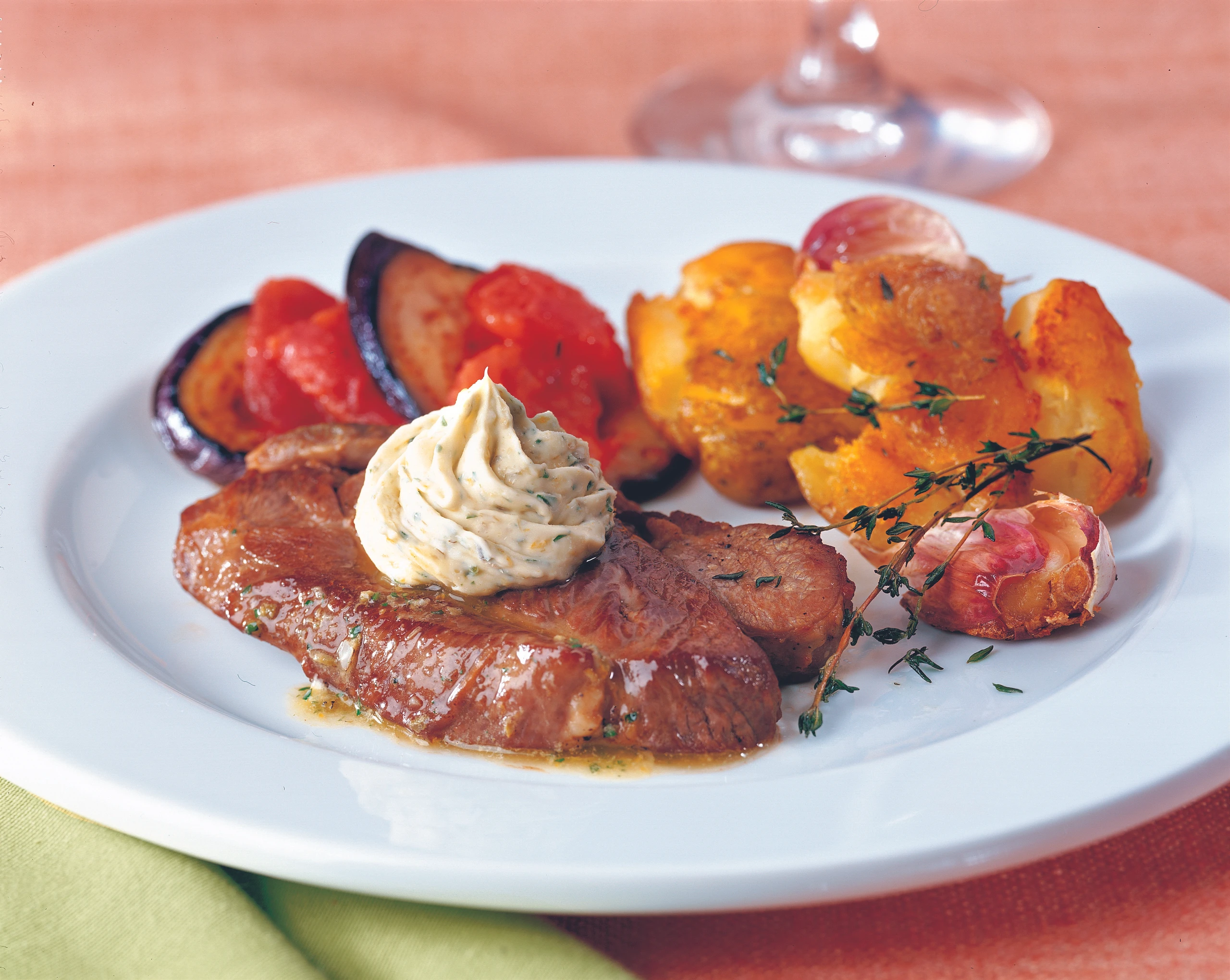 Lammkeulen-Steak mit Kapern-Zitronen-Butter