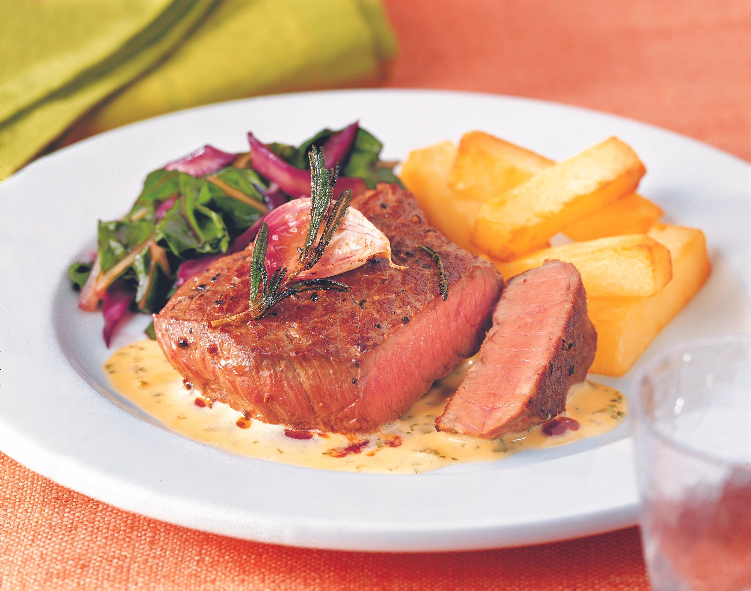 Hüftsteak mit Sauce Bearnaise und Pommes Pont-Neuf