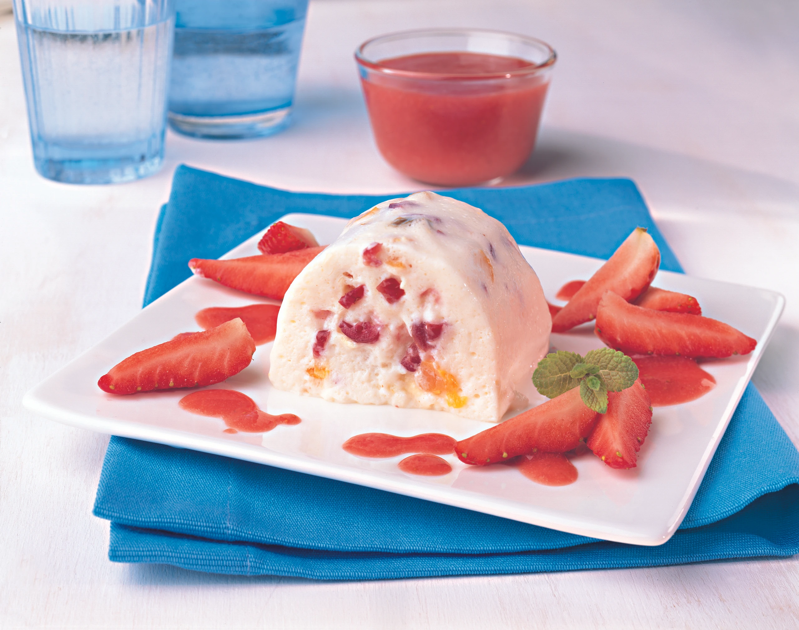 Kefir-Terrine mit Trockenfrüchten und Erdbeersauce