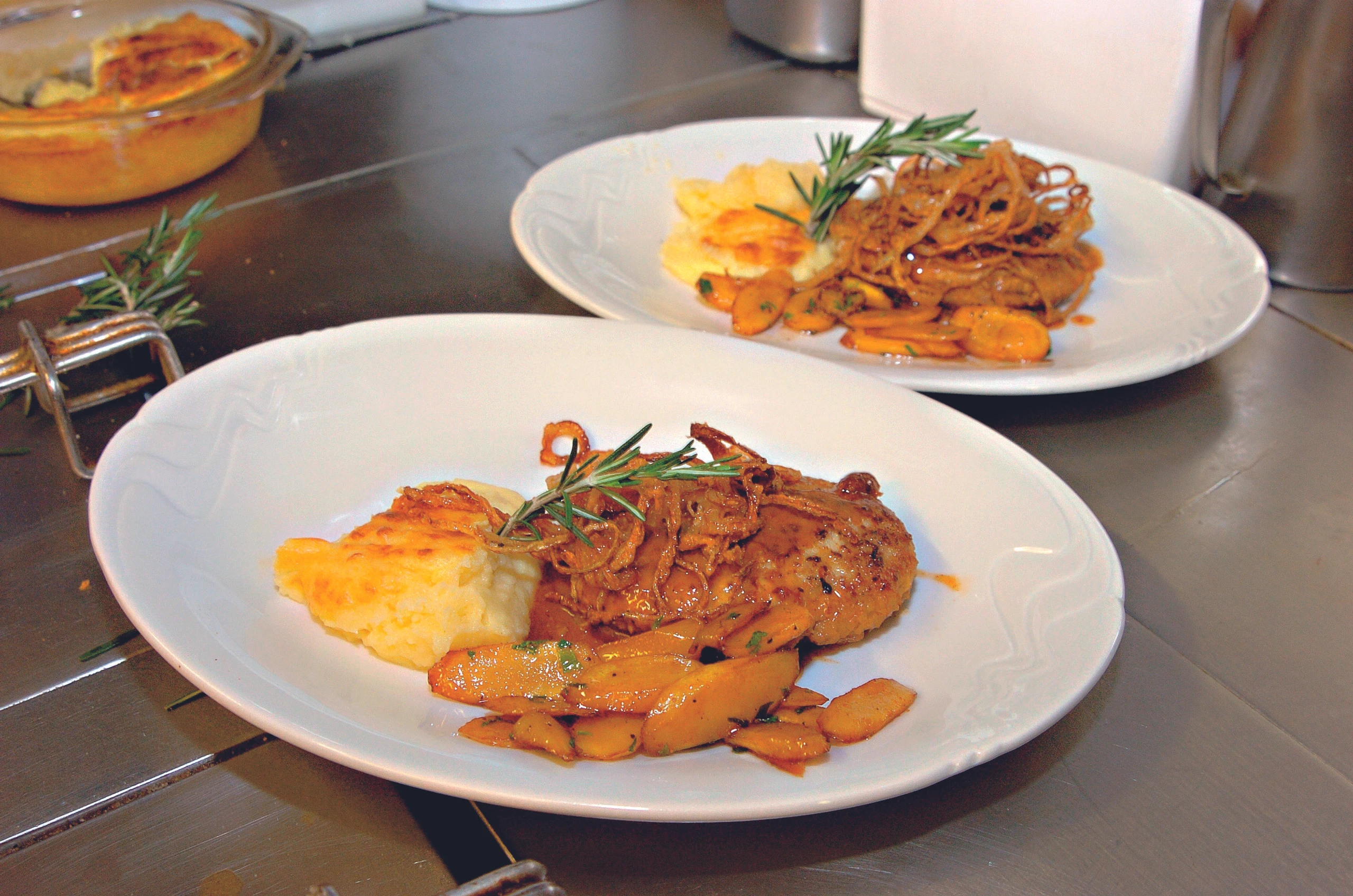 Butterschnitzel mit flambiertem Erdäpfelpüree