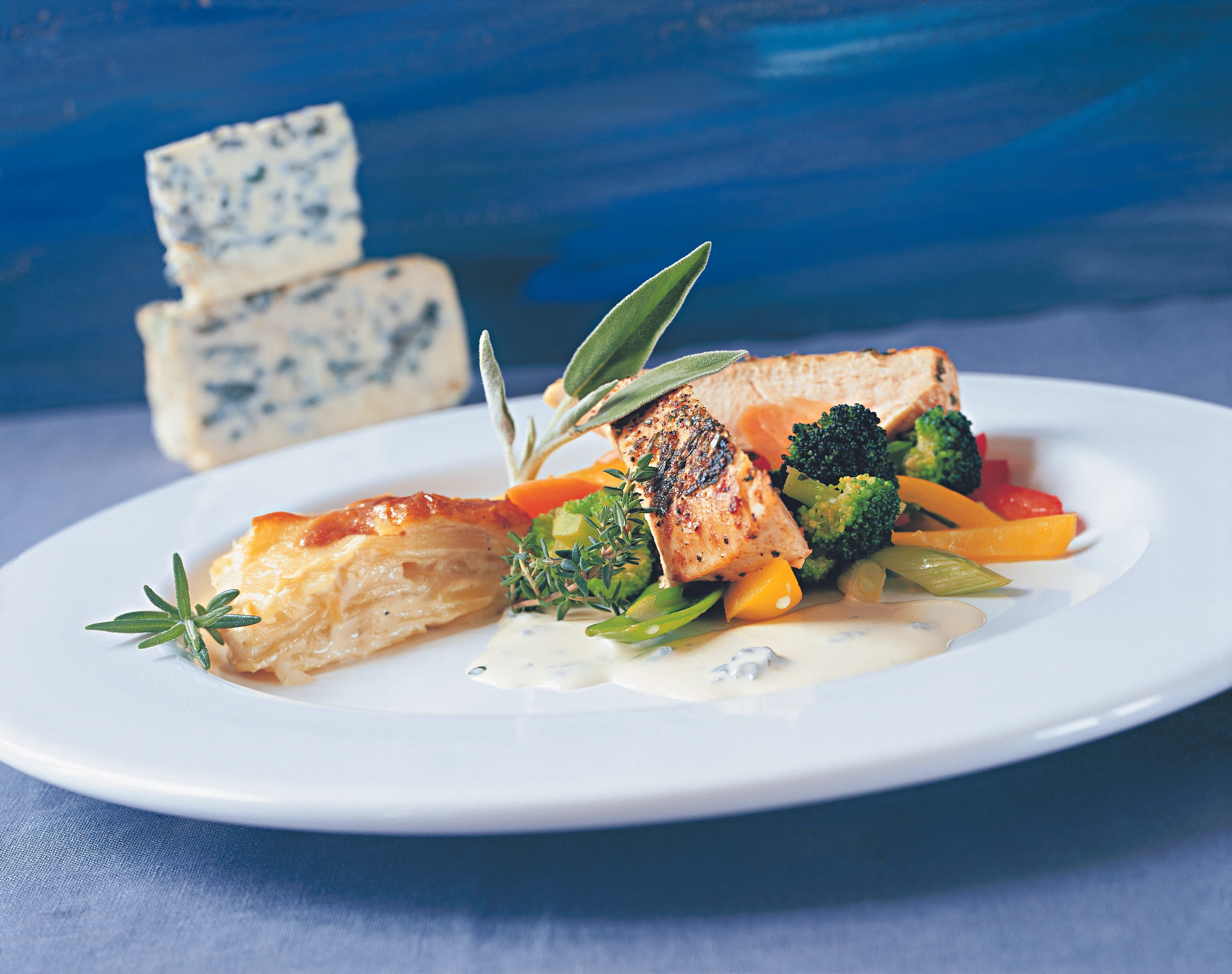Hühnerfilets mit Edelschimmelkäsesauce und glaciertem Gemüse