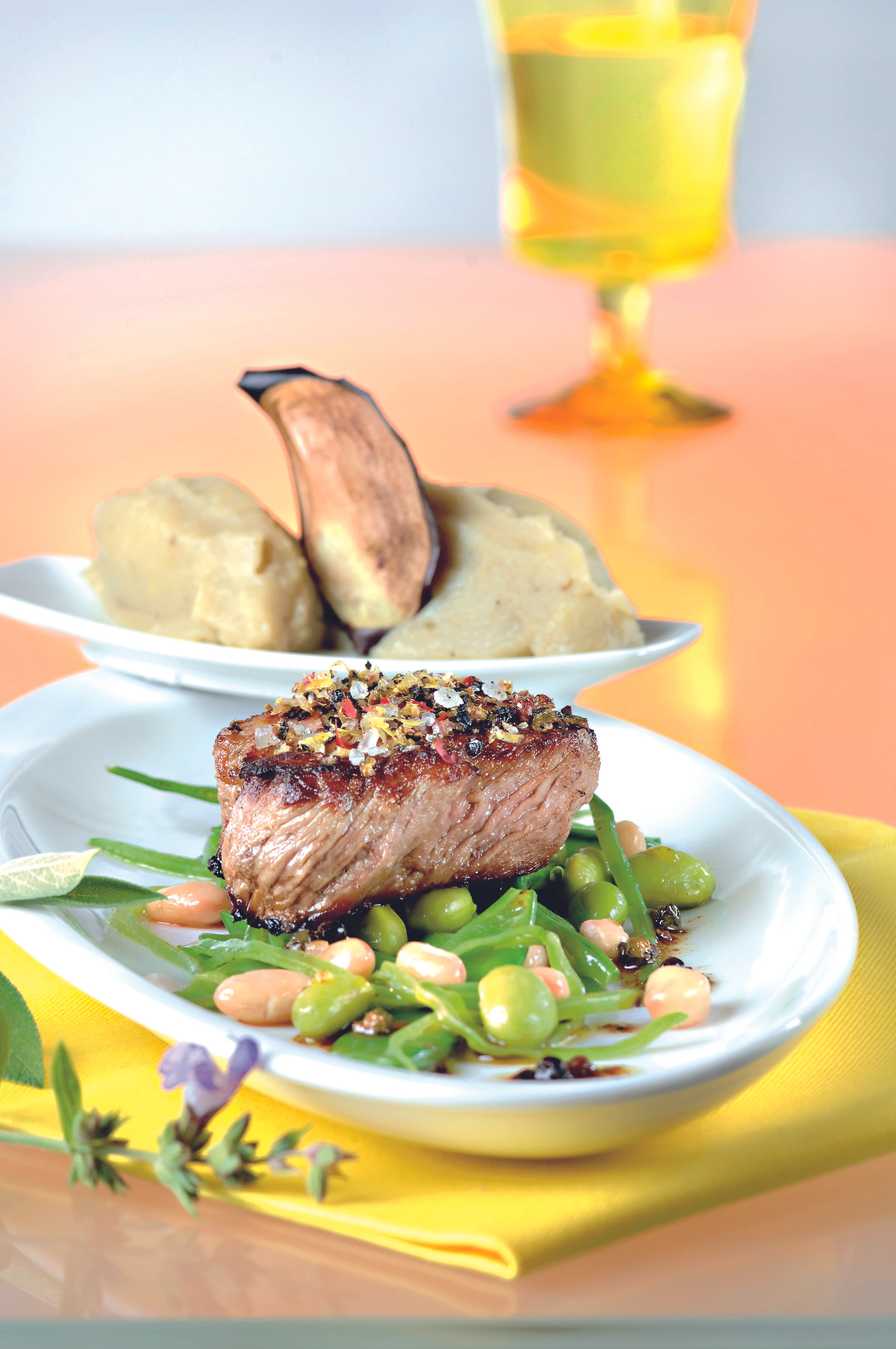 Kalbssteak mit Zitronenmarinade und Melanzanipüree