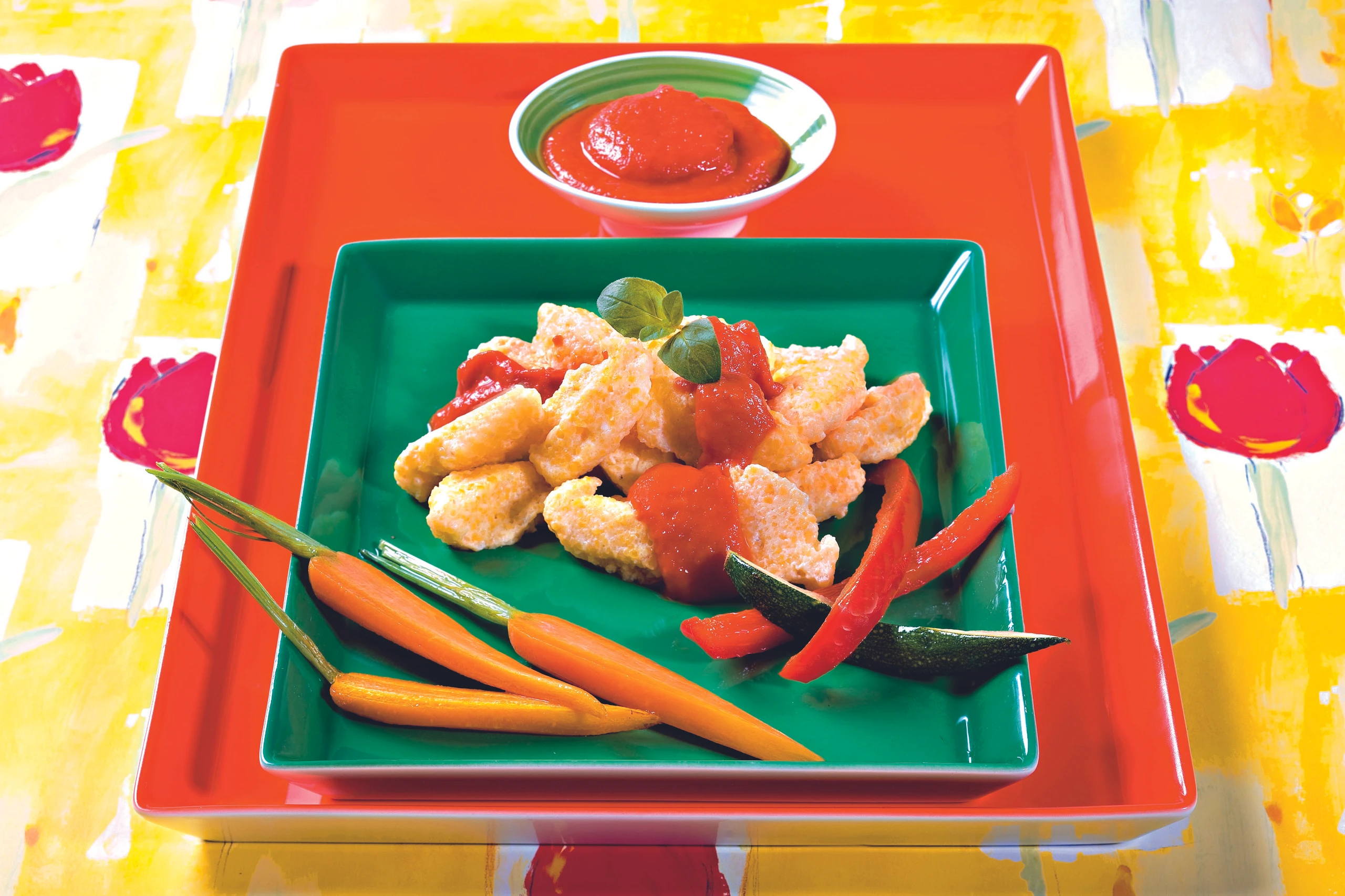 Polentanockerl mit Paradeissauce und Gemüsesticks