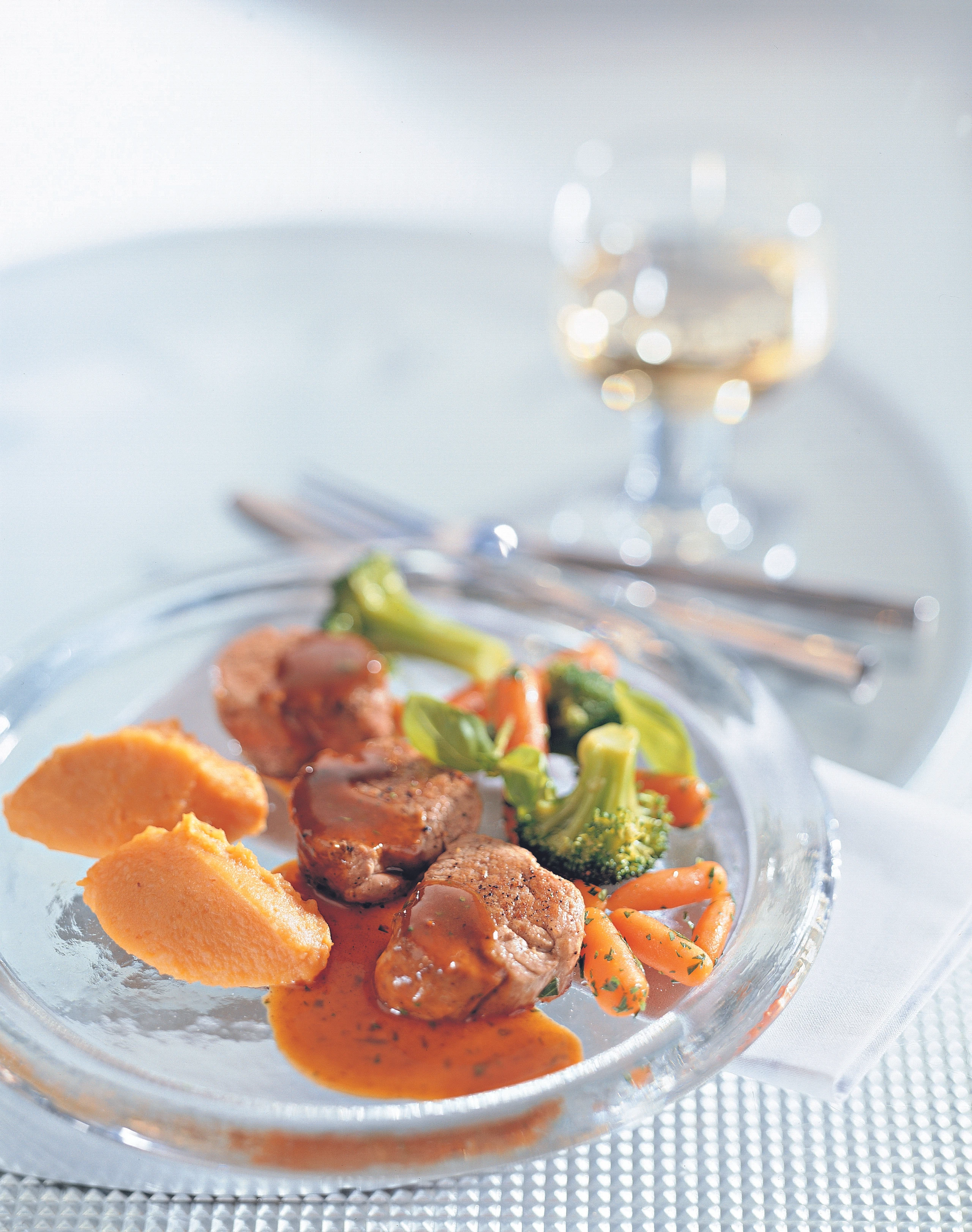 Schweinsmedaillons mit Basilikumsauce und Kürbispüree