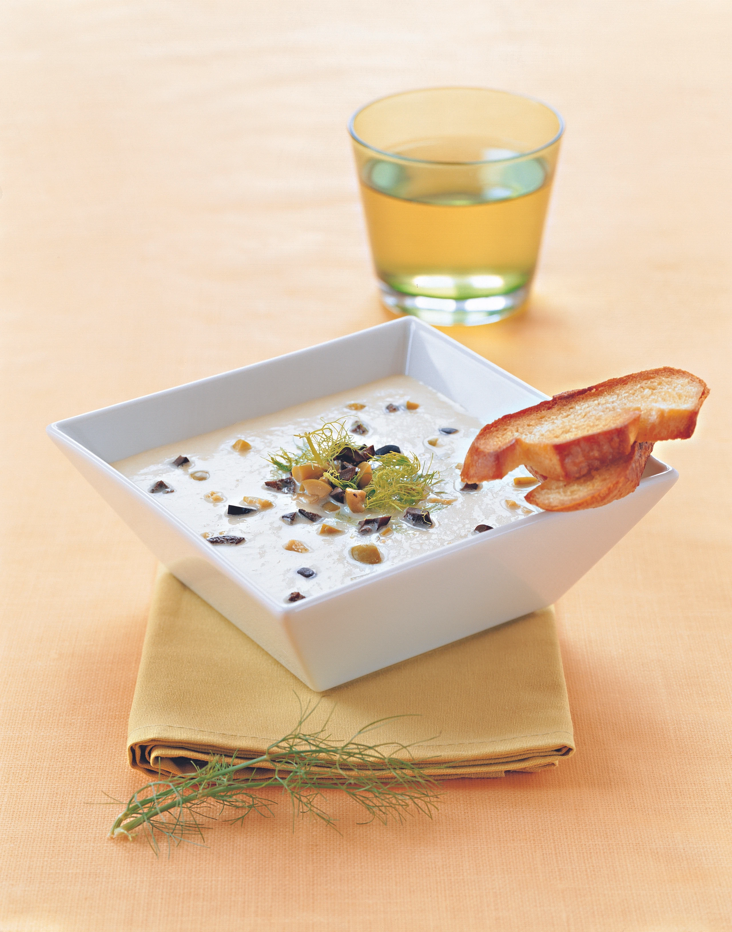 Fenchelsuppe mit Oliven