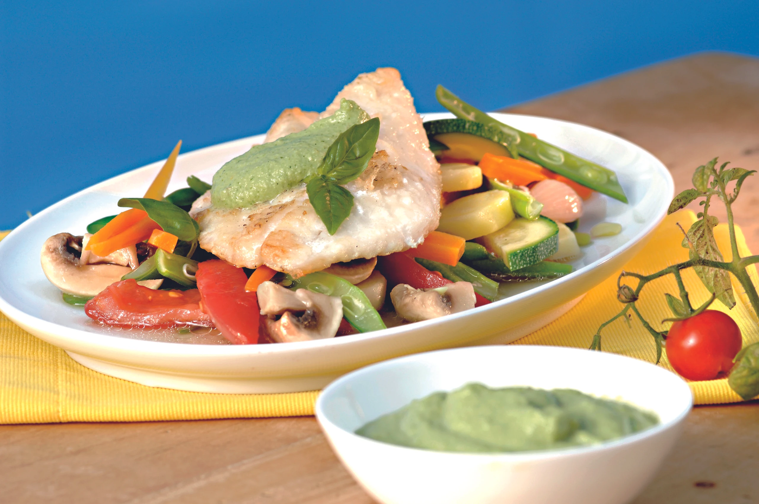 Gebratenes Fischfilet mit Basilikum-Zucchinisauce