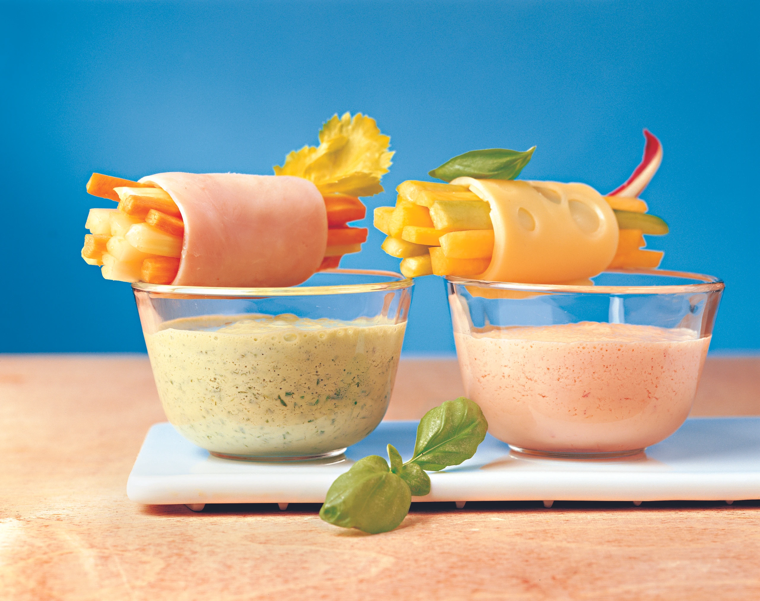 Schinken-Käseröllchen mit Dips