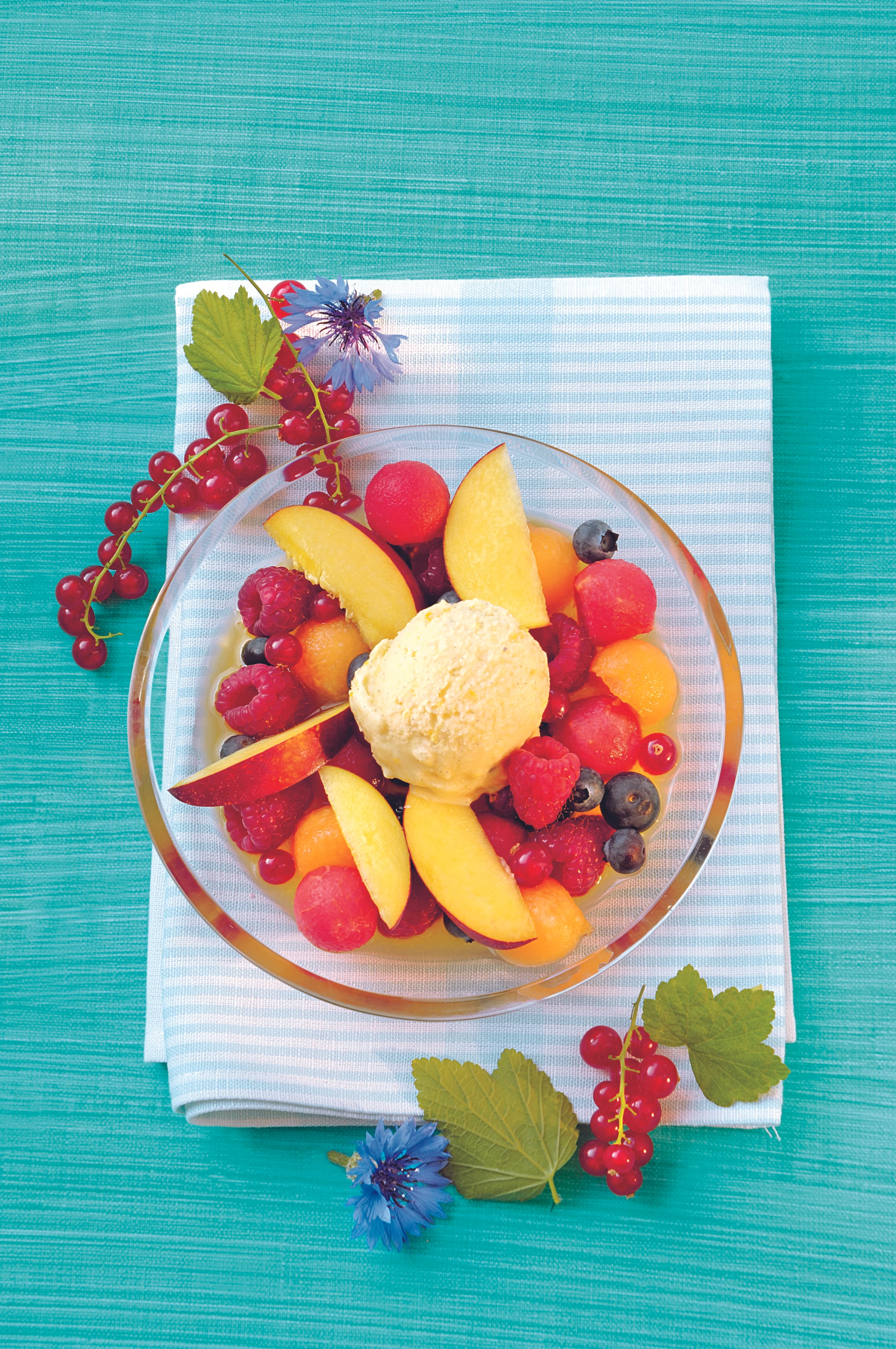 Topfen-Limetteneis mit Sommer-Fruchtsalat