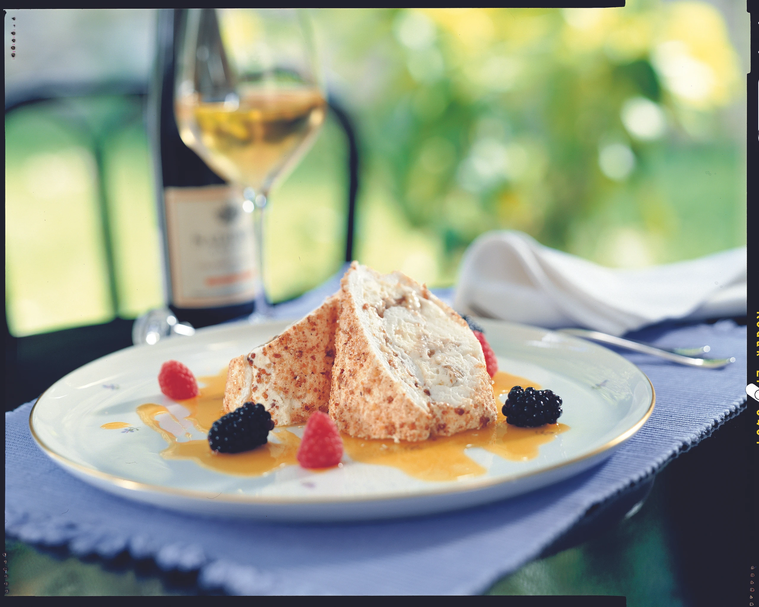 Nuss-Bananen-Pavlova mit Maracuja-Sauce