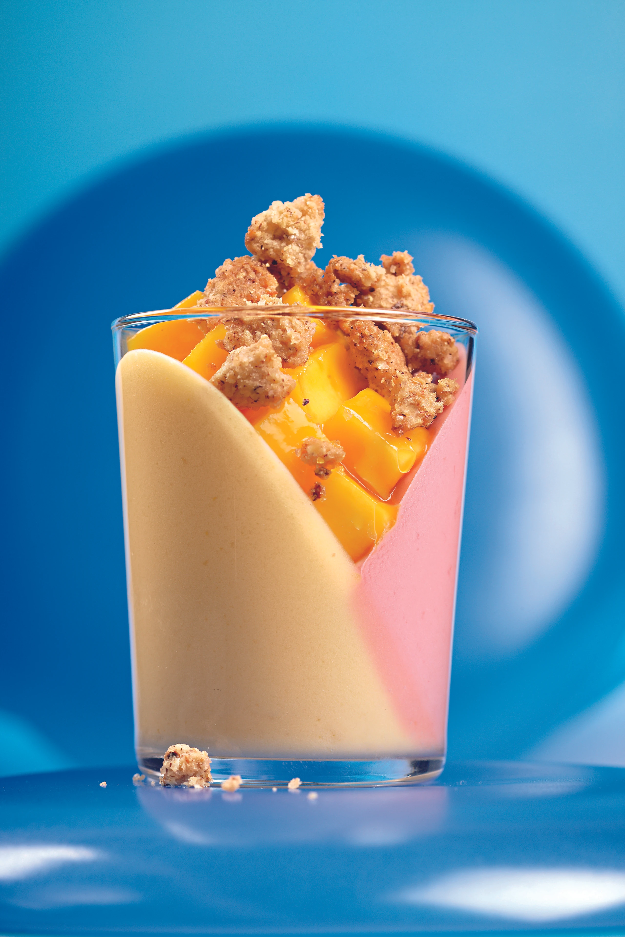 Himbeer-Mangocreme mit Mandel-Crumble