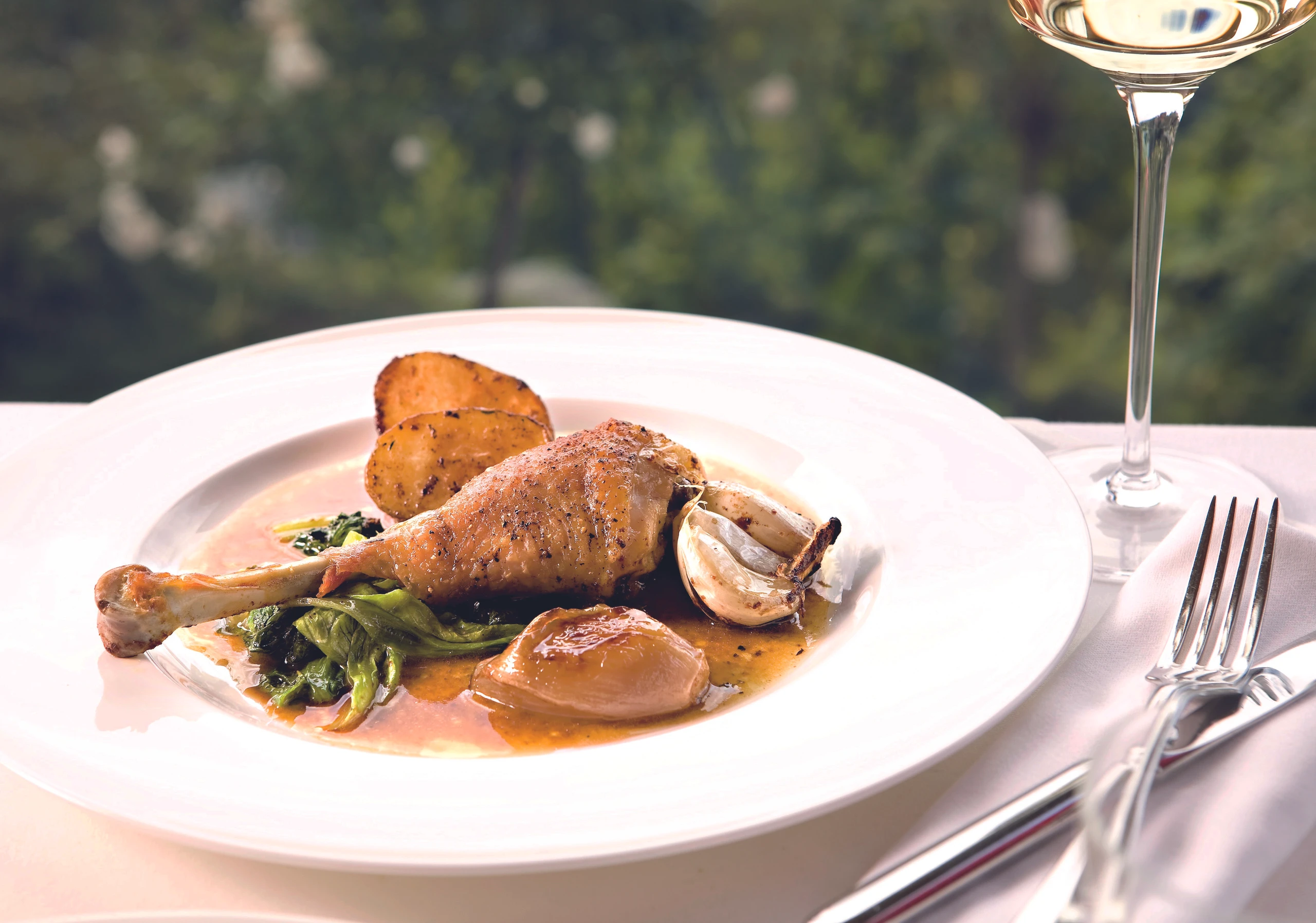 Geschmortes Kapaun-Haxerl mit gebratenem Salat