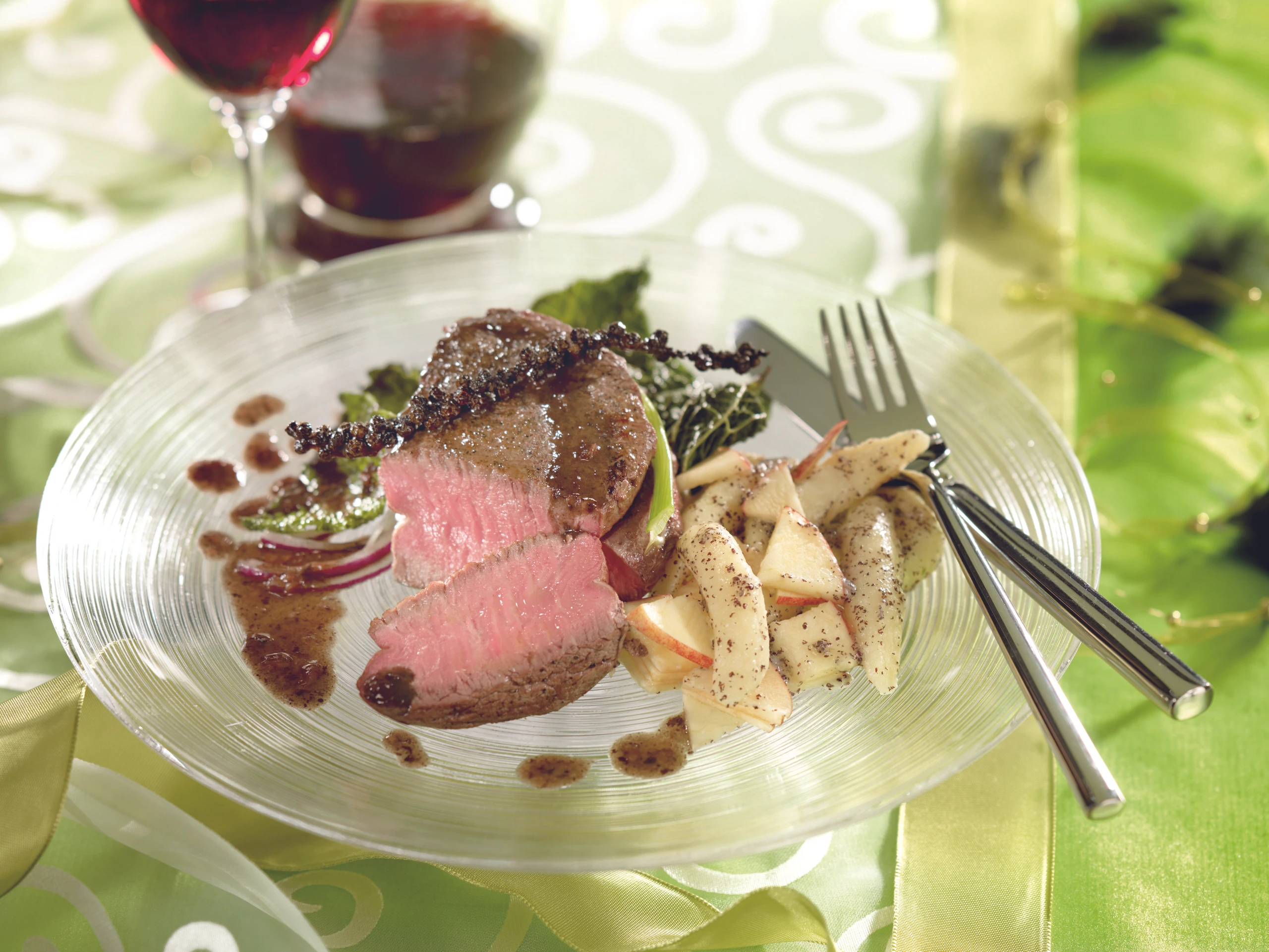 Rindsfilet mit Pfeffersauce, Kohl und Mohnnudeln