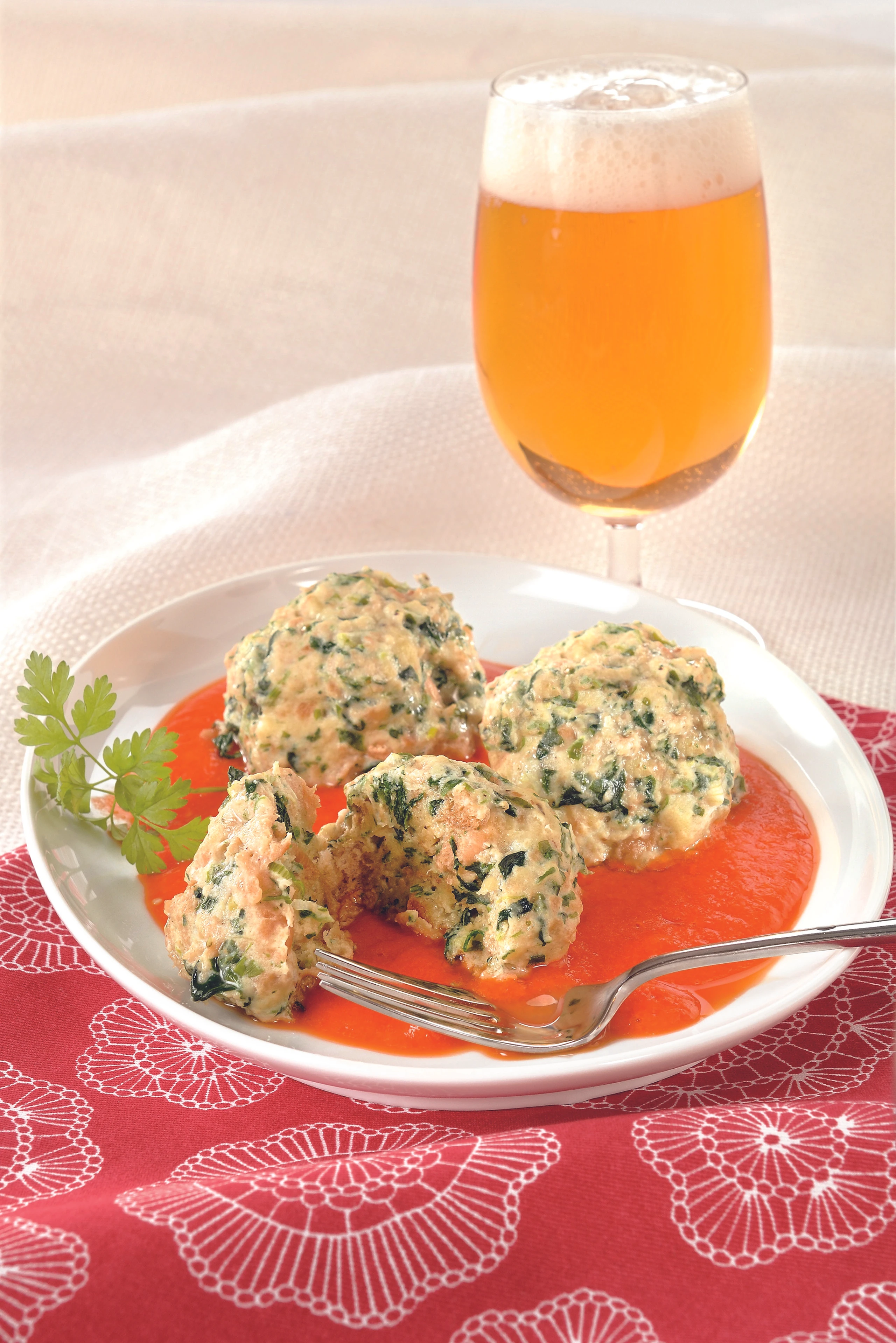 Tofu-Spinat-Knödel mit Paprikasauce