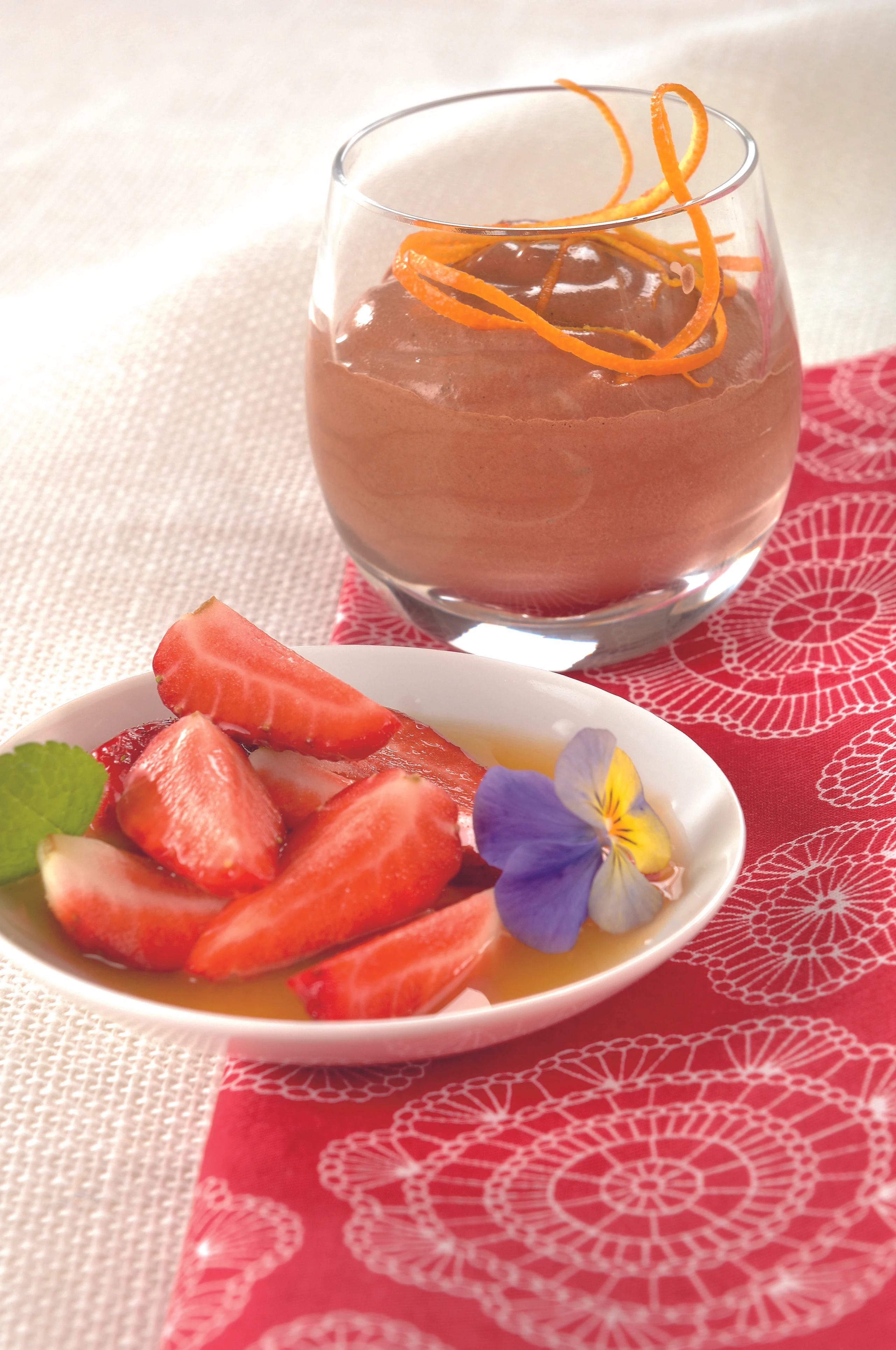 Schoko-Mousse mit Erdbeeren