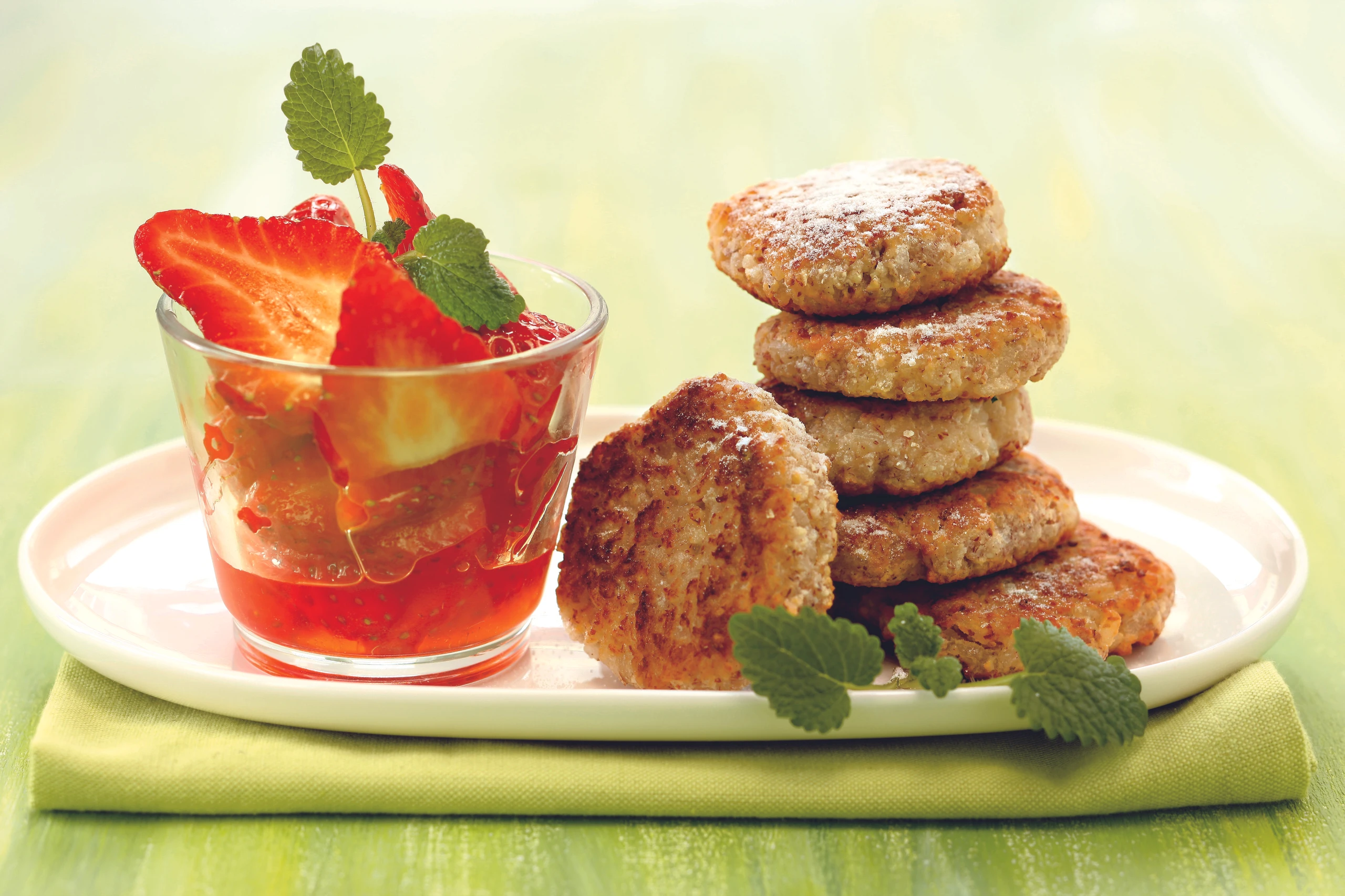 Milchreis-Mandeltaler mit Erdbeersalat