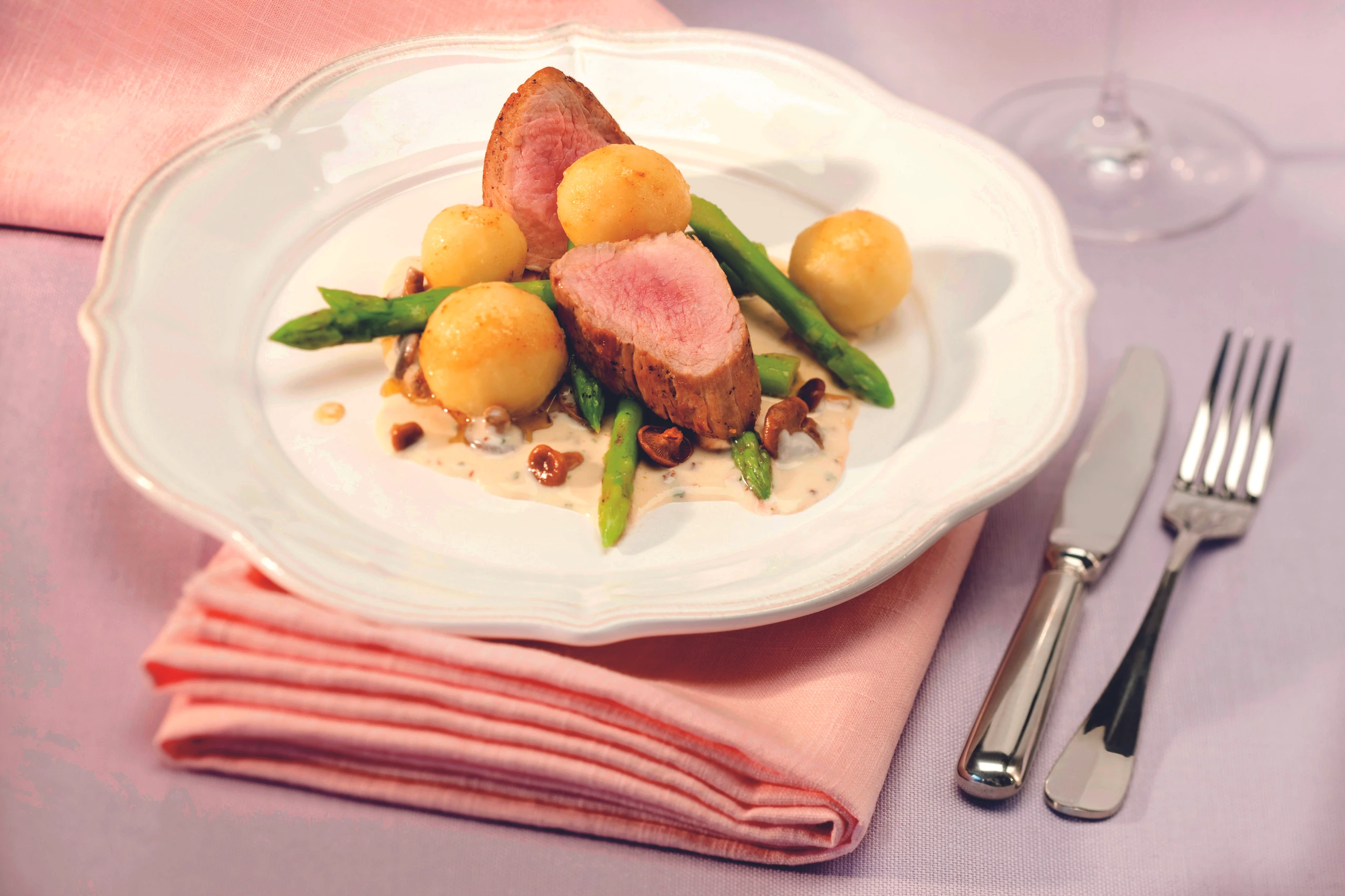 Schweinsfilets mit Schwammerlsauce und Erdäpfelknödeln