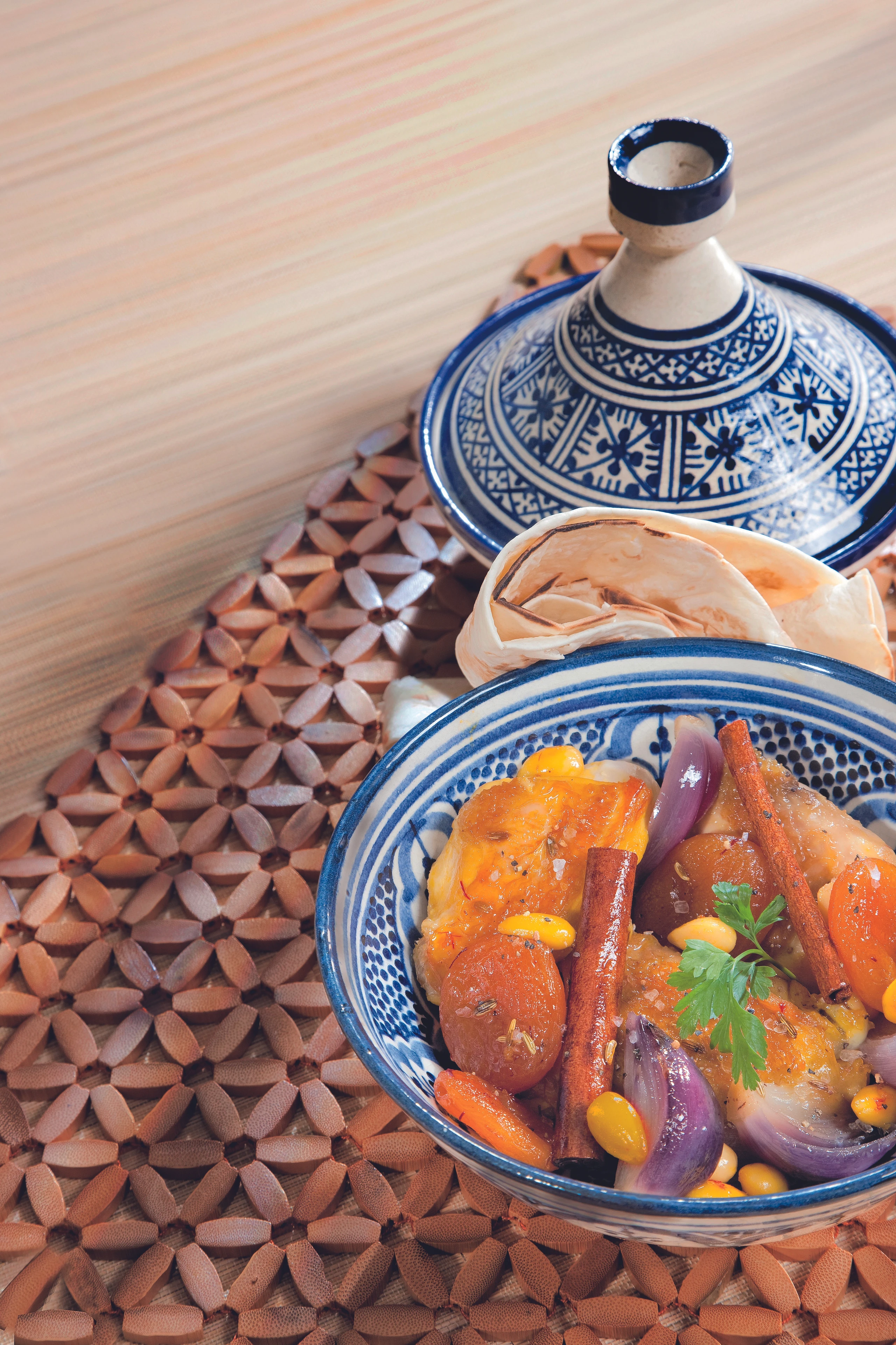 Tajine-Safranhuhn mit Roqaq-Fladenbrot