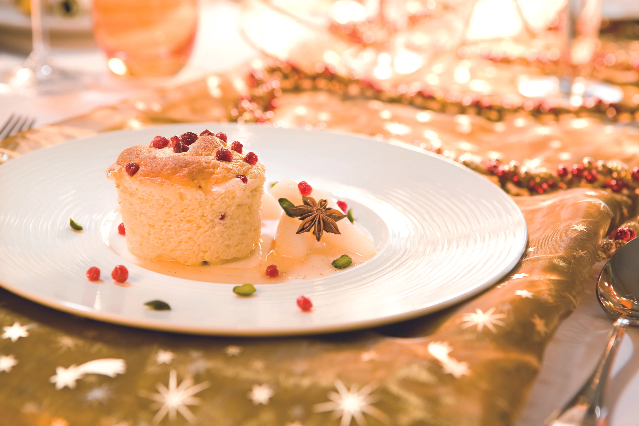 Topfensoufflee mit Preiselbeeren und Anisbirnen