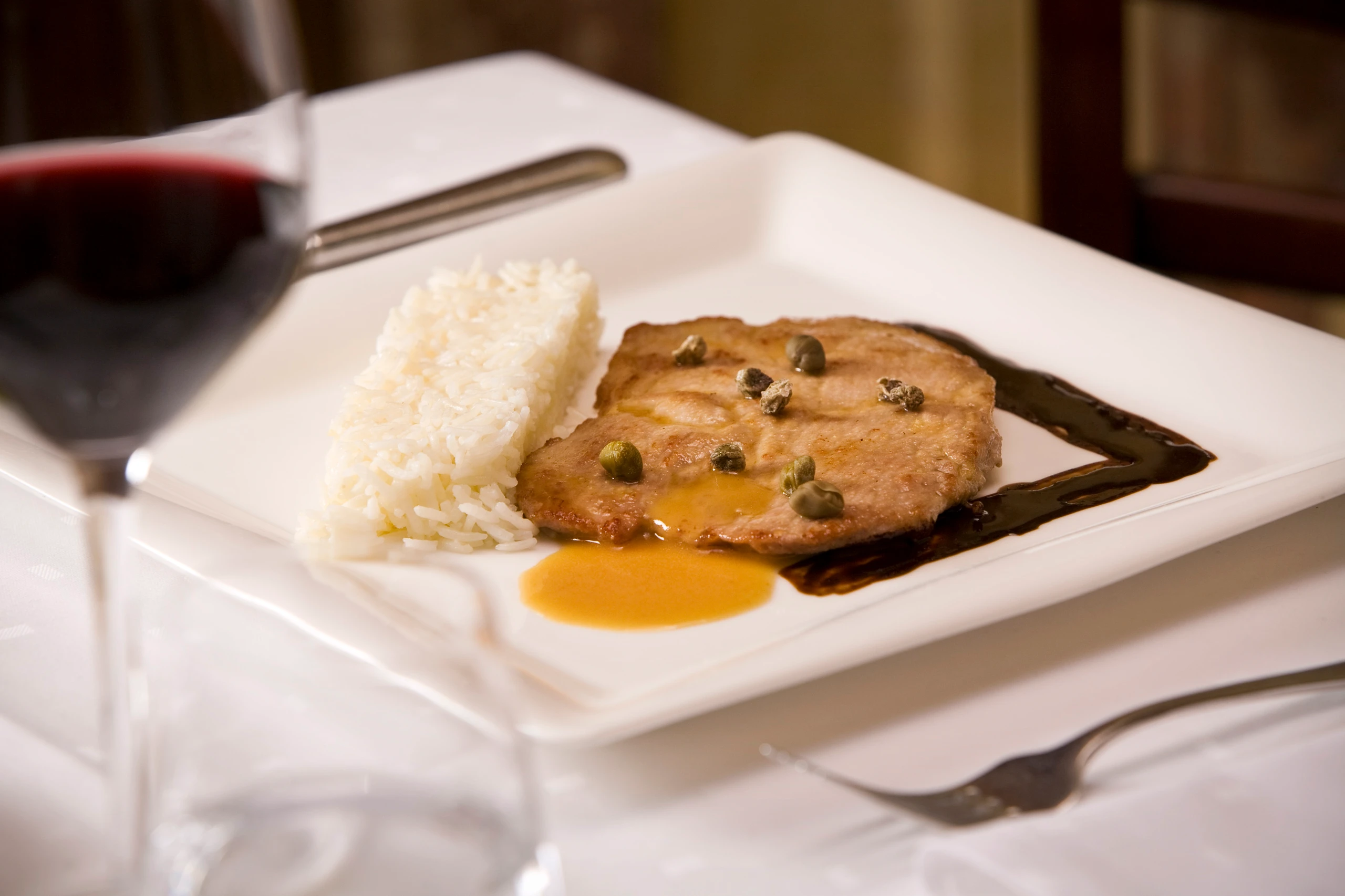 Naturschnitzel mit Mokkasauce und Kapern