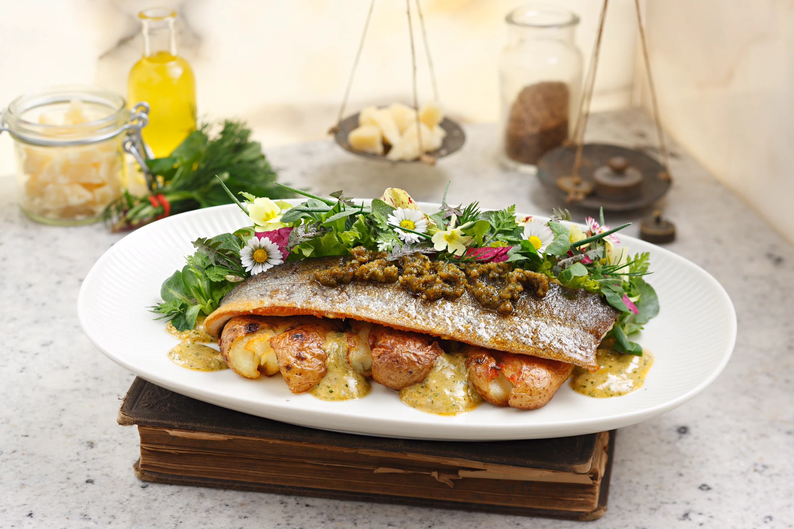Kümmelerdäpfel mit Kräuterforelle