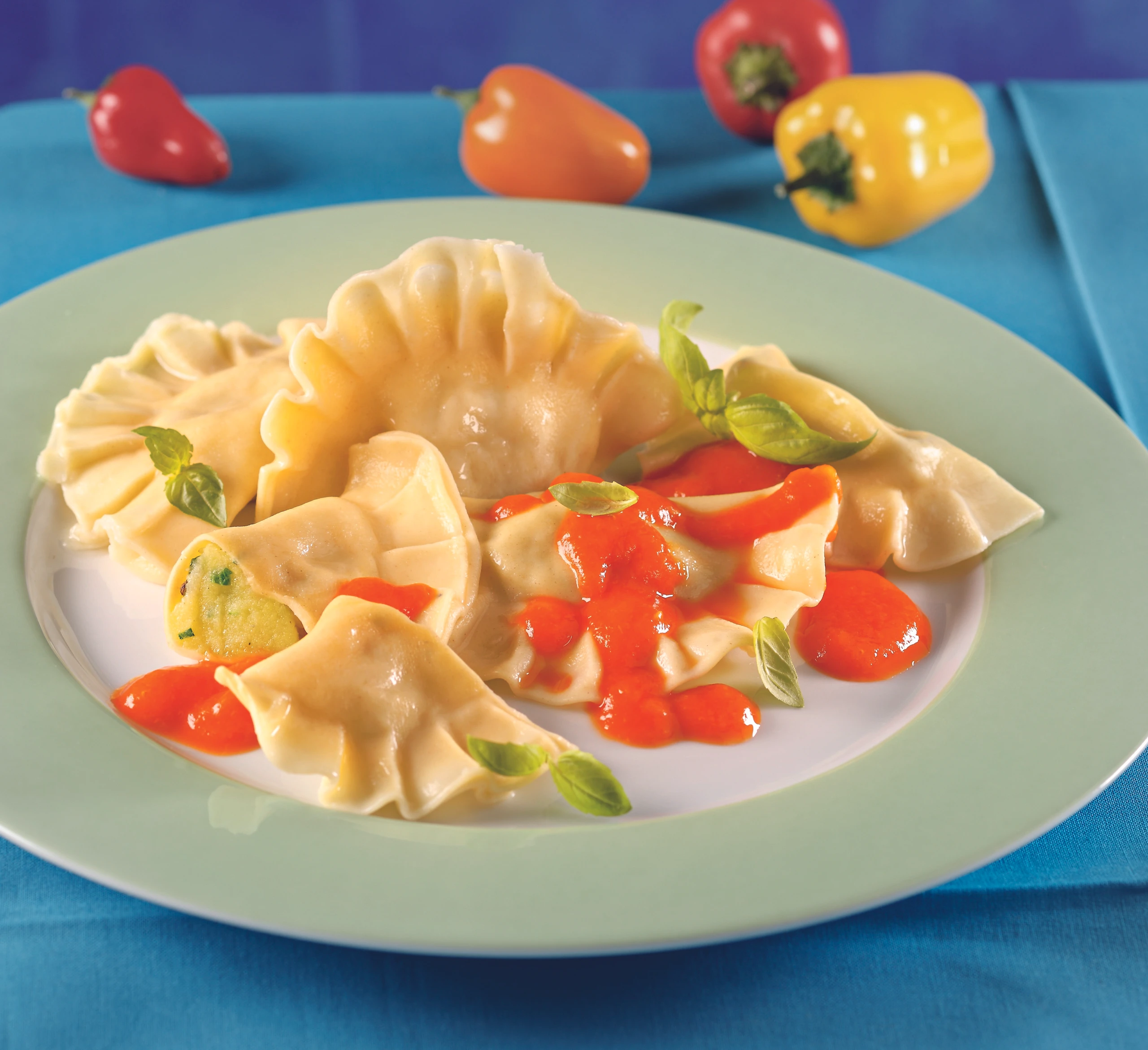 Würzige Erdäpfel-Parmesan-Ravioli mit Paprika-Kürbis-Sugo