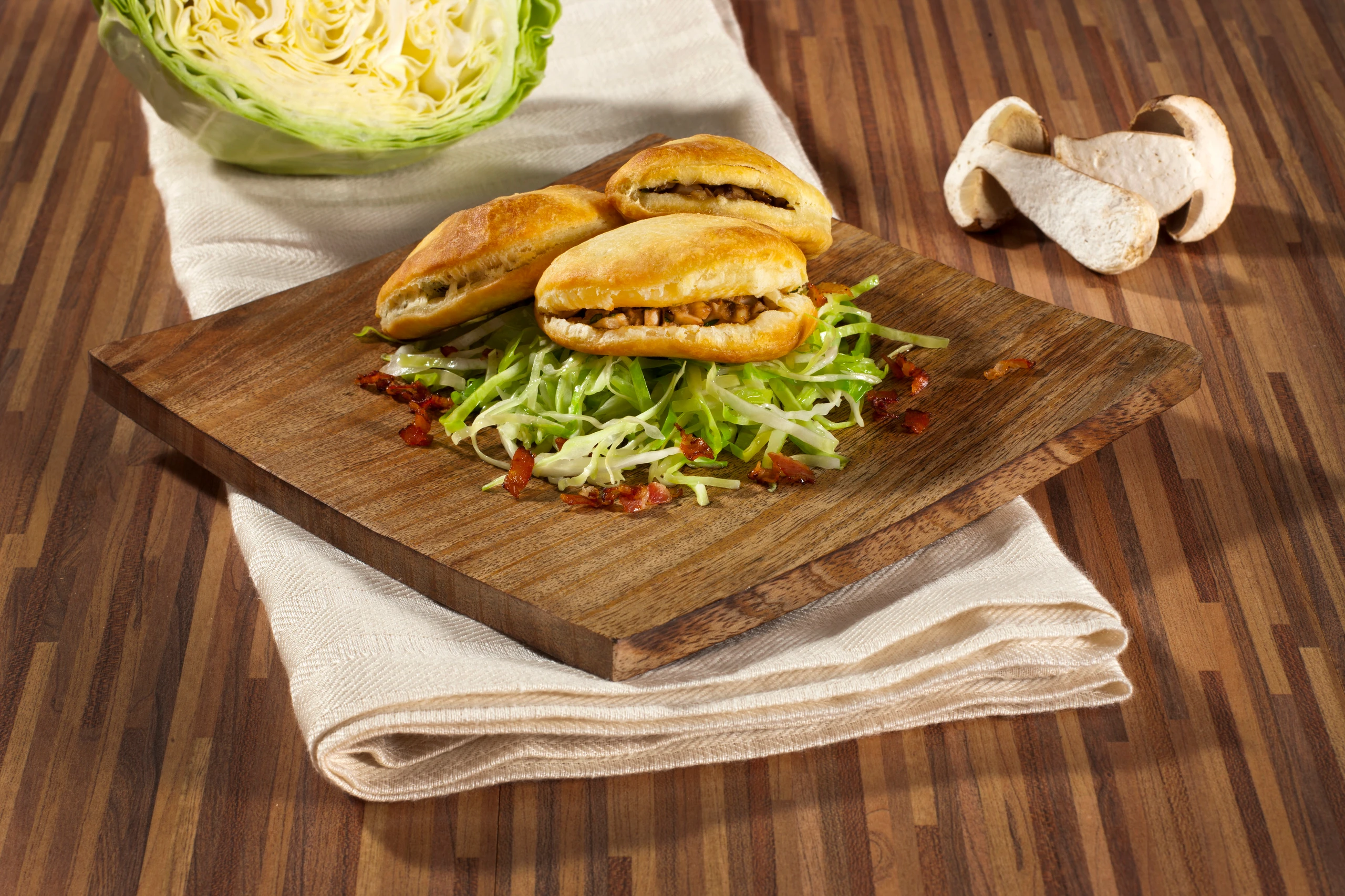 Piroggen mit Steinpilzen und warmem Krautsalat