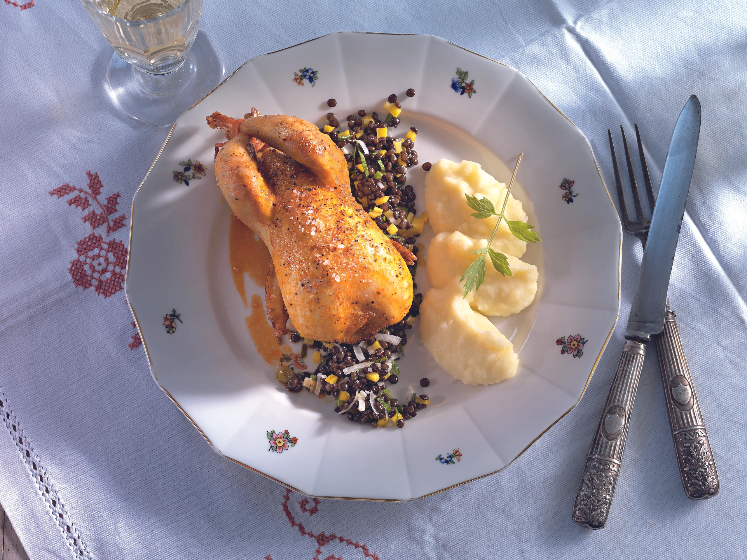 Rebhuhn mit Belugalinsen und Apfel-Erdäpfelpüree
