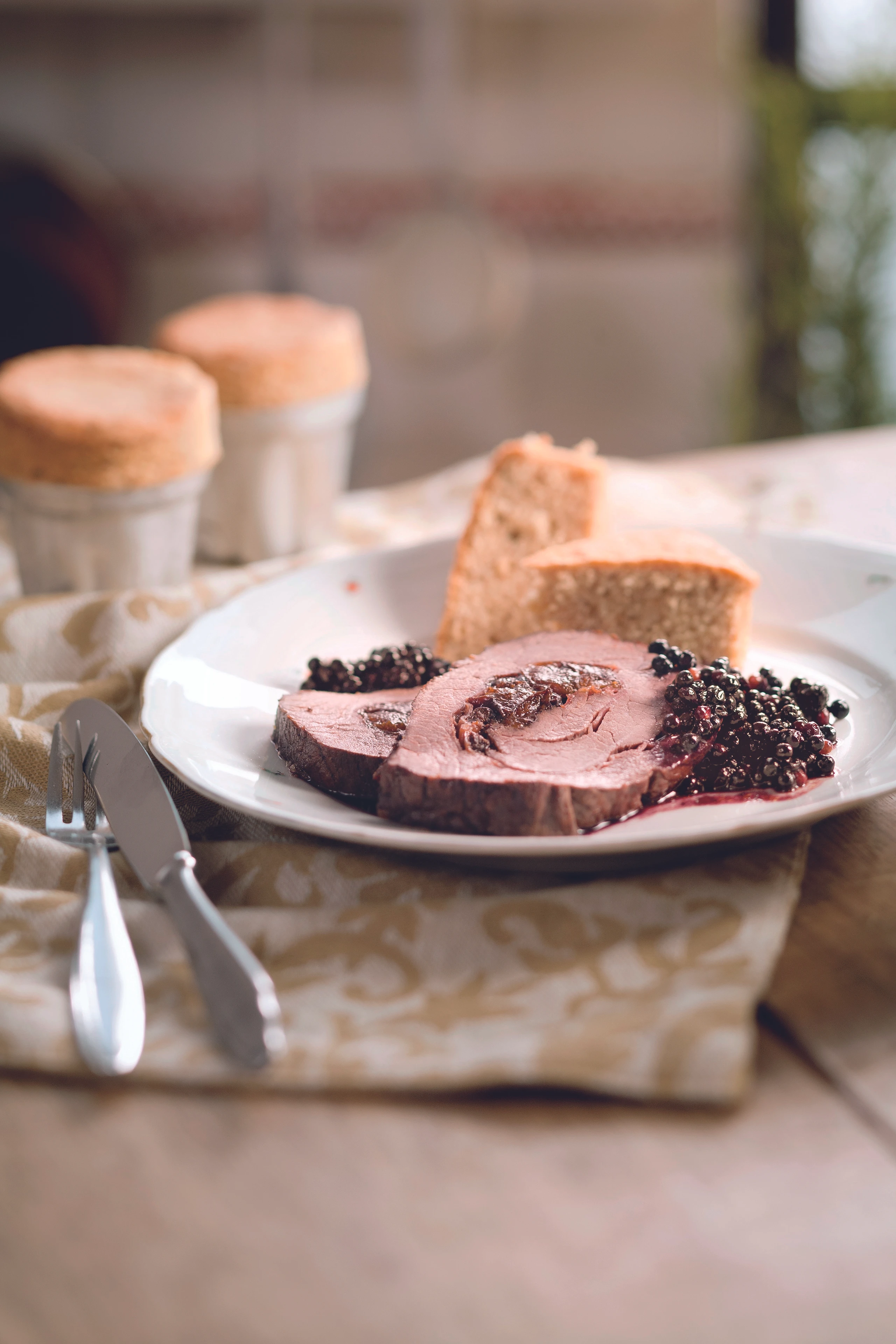 Hirschbraten mit Holler-Rotweinsauce und Nusskuchen