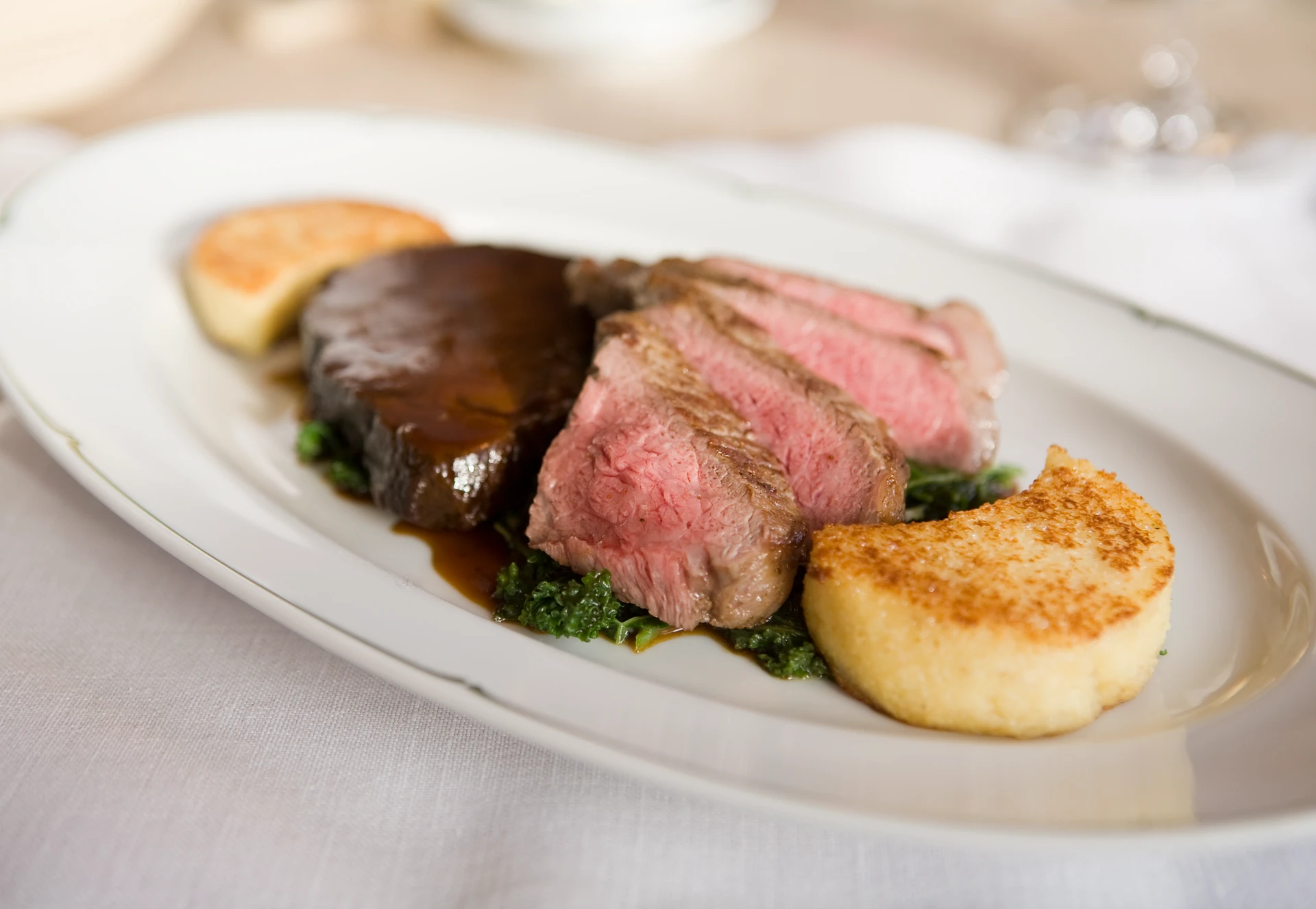 Beiried Rind Beiried und Backerl vom Rind mit Rahmkohl und Grießkrusteln • Rezept