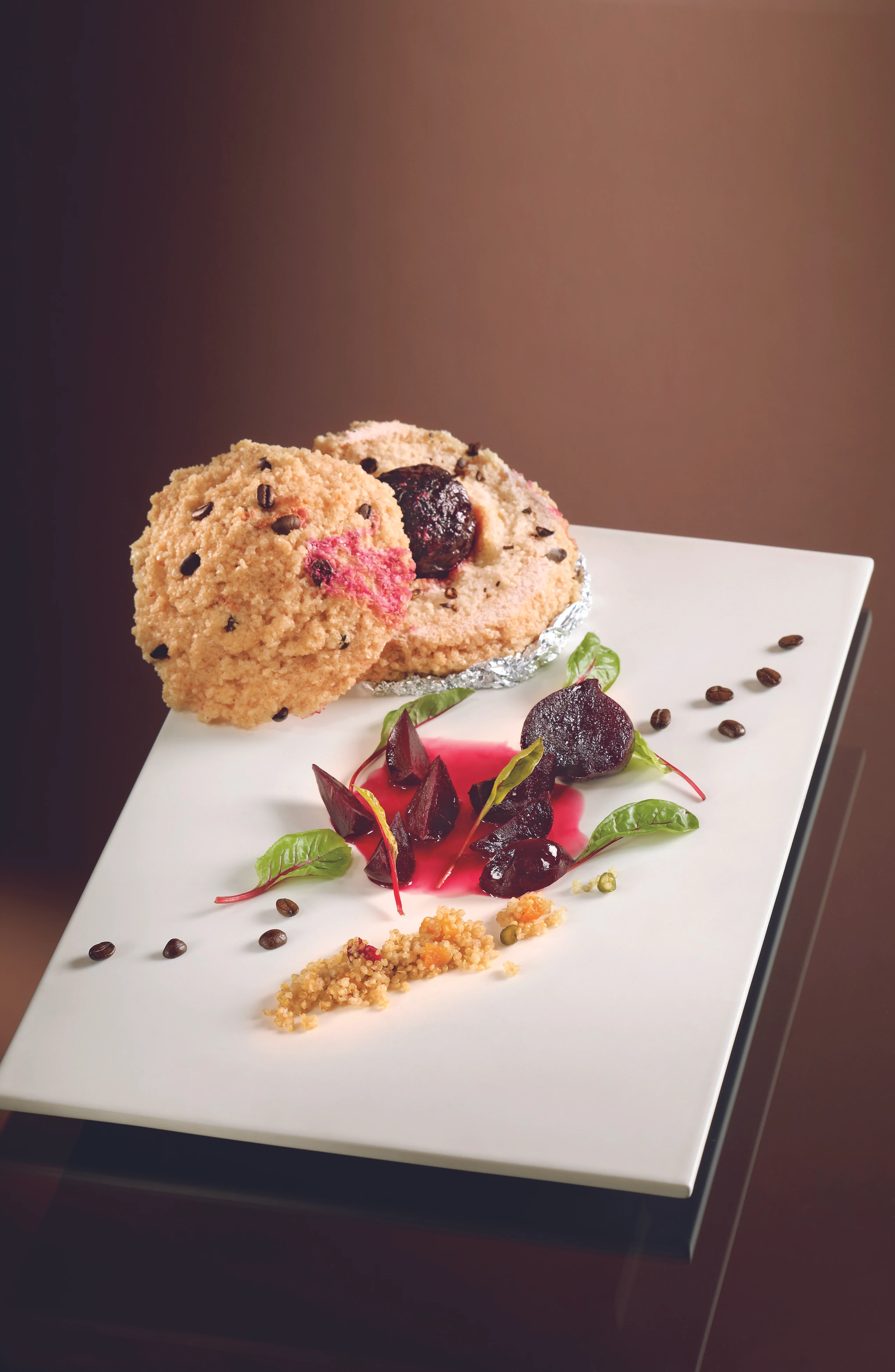 Rote Rüben in Kaffee-Salzkruste mit Früchte-Quinoa