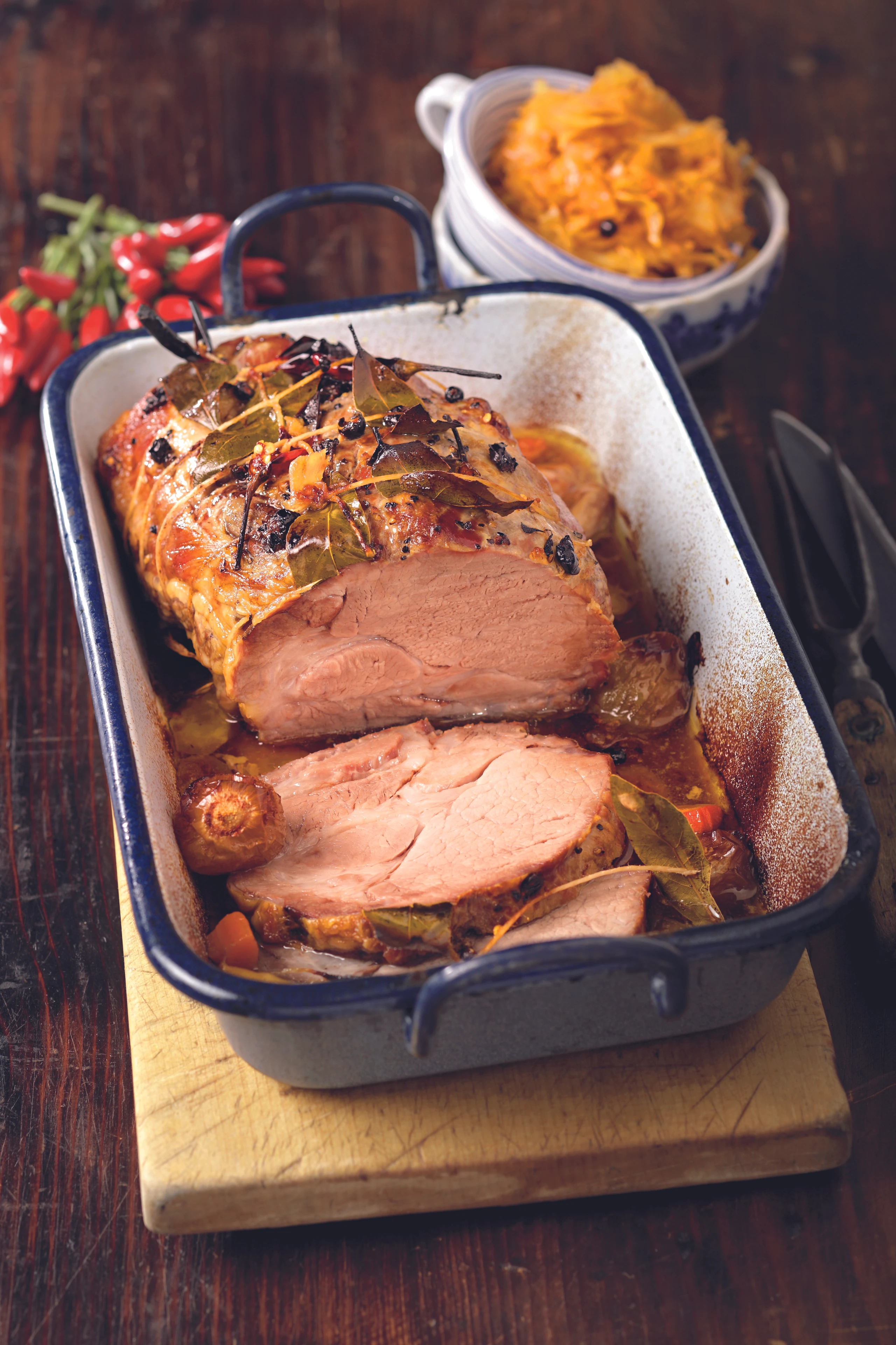 Schopfbraten mit Chili und karamellisiertem Kraut
