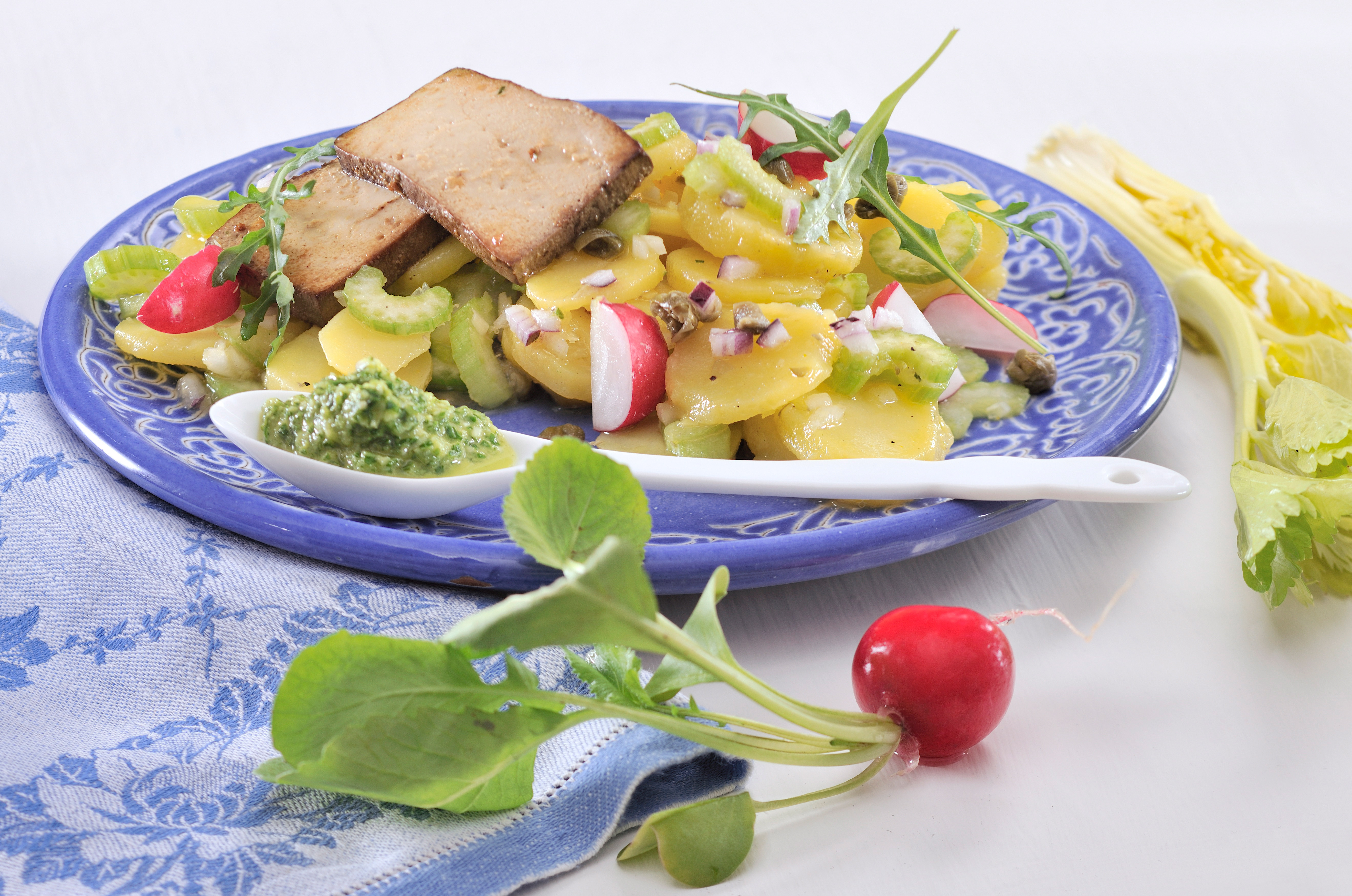Erdäpfel-Sellerie-Salat mit Räuchertofu