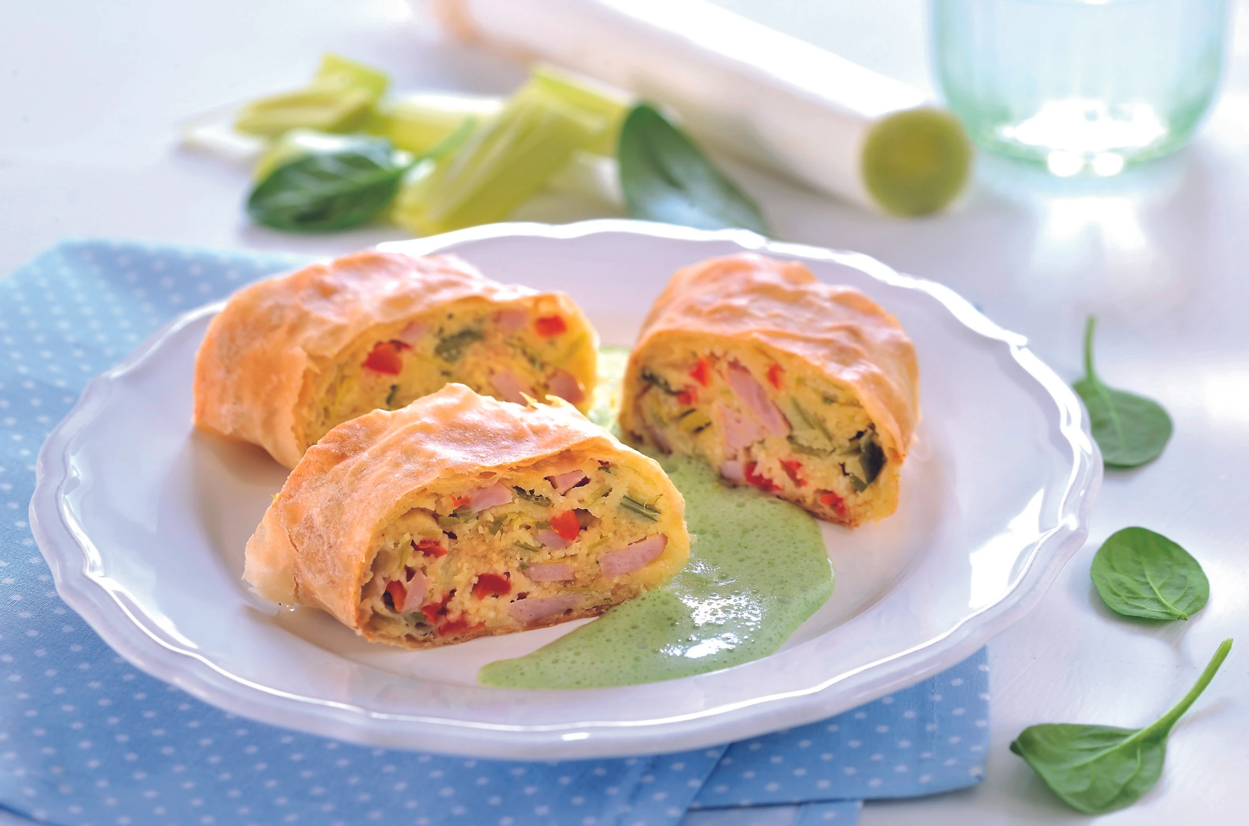 Schinken-Lauchstrudel mit Spinatsauce