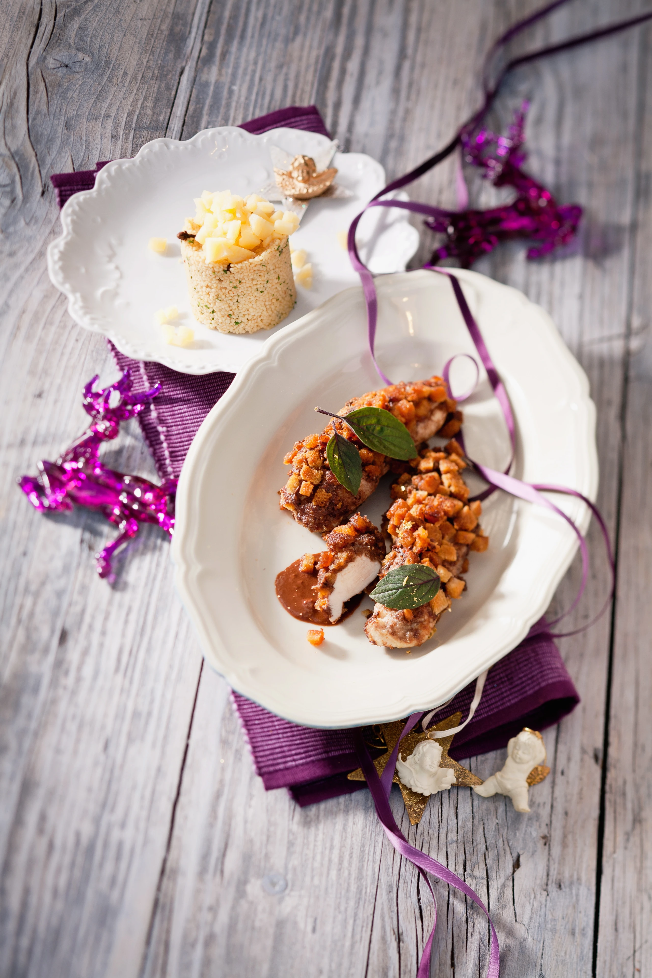 Pollo in Mole und Knusperkruste mit Nelken-Sherry-Couscous