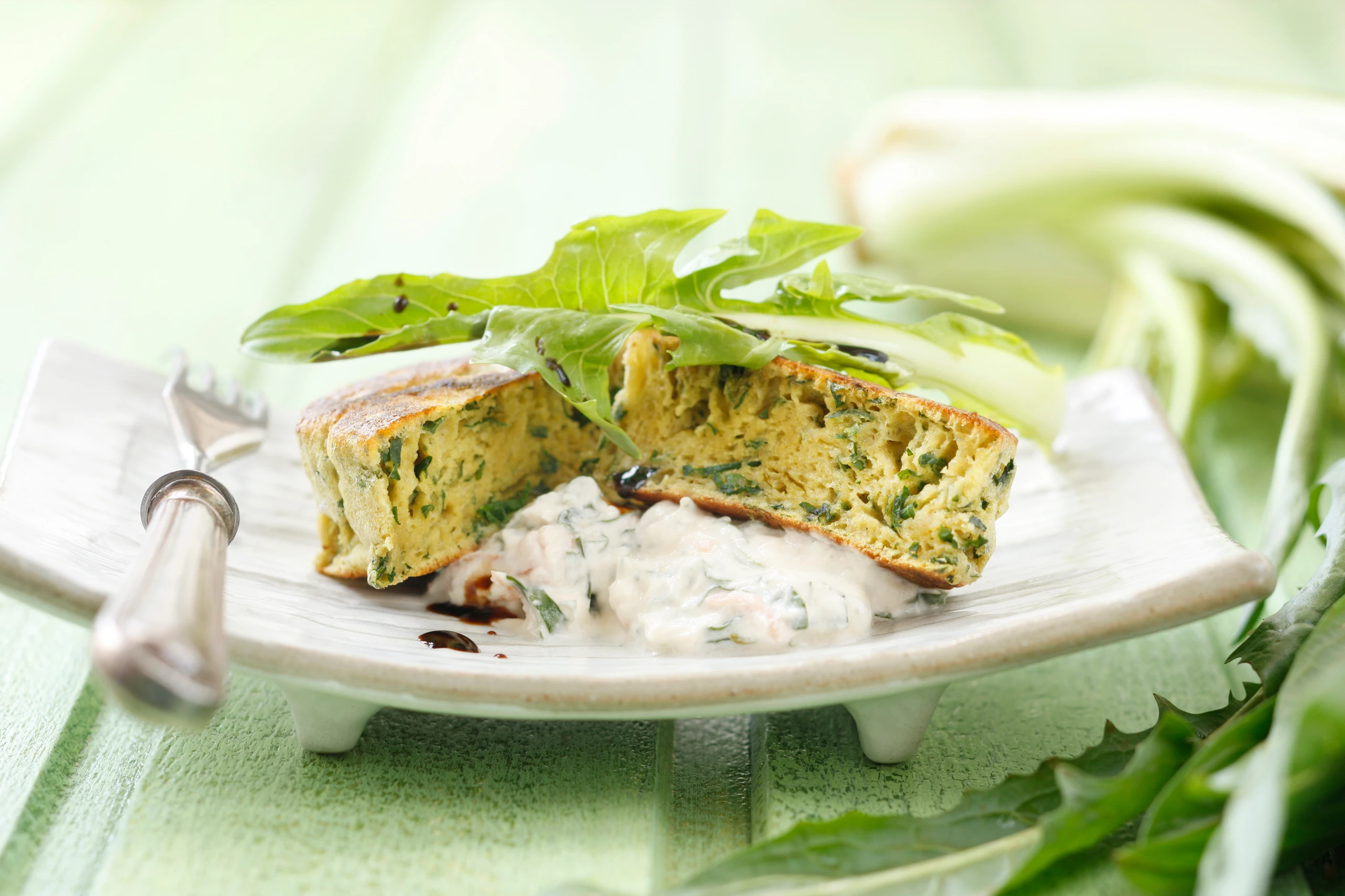 Pikante Löwenzahn-Dalken mit Salat