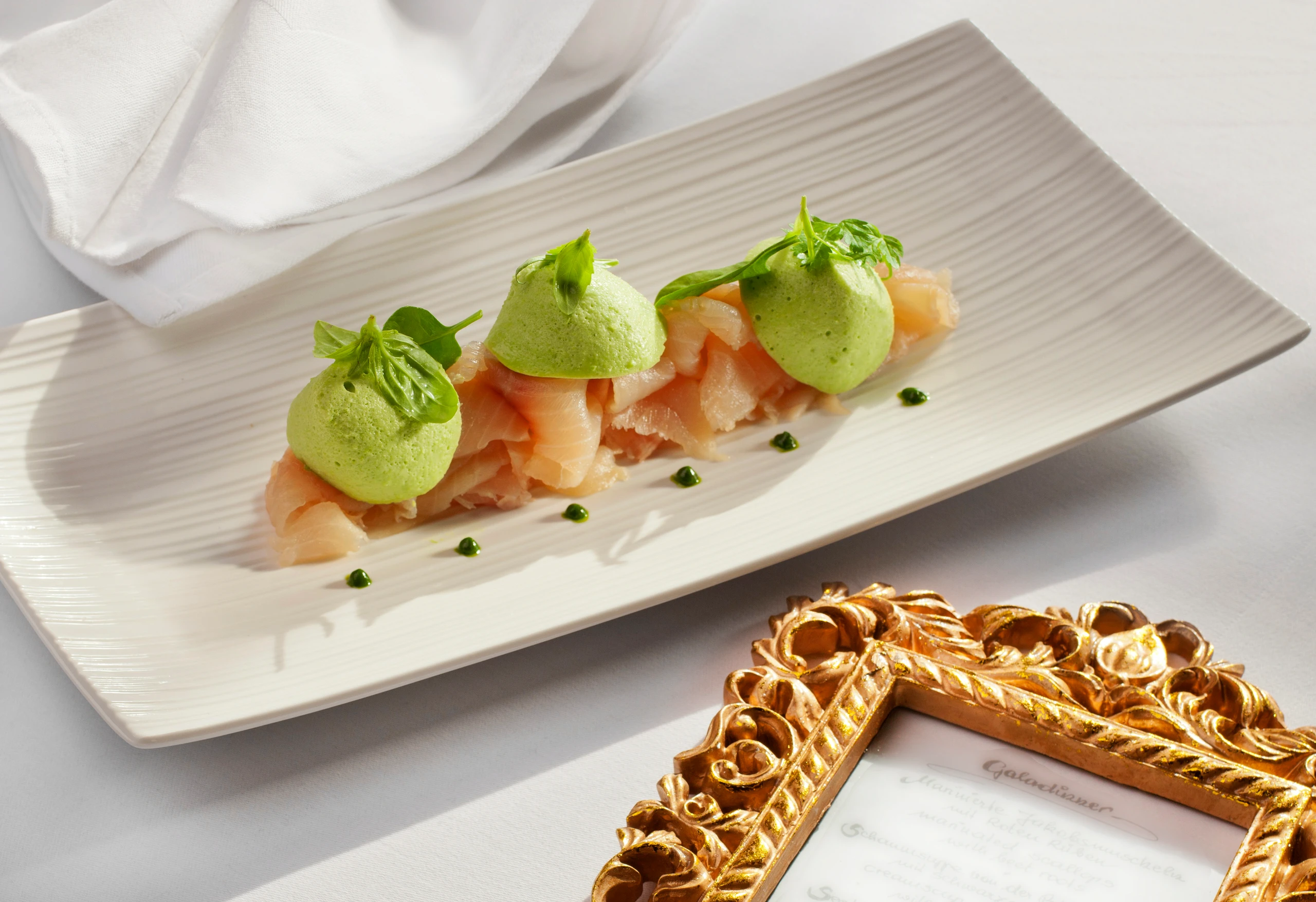 Saibling mit Avocadomousse und Basilikum