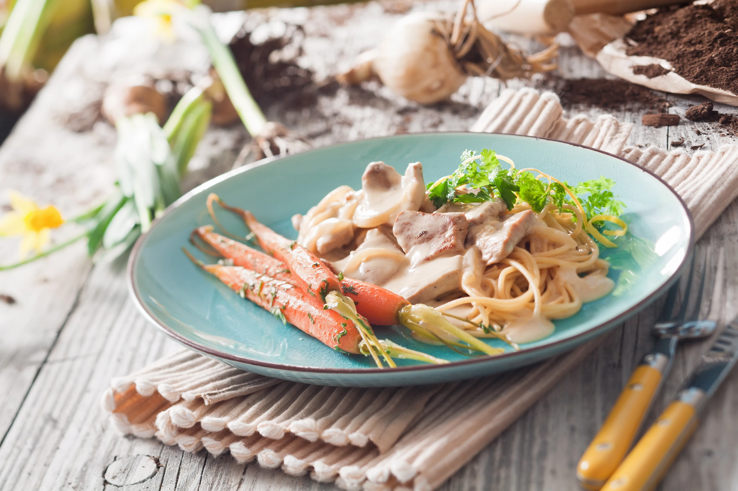 Kalbsgeschnetzeltes auf Spaghetti mit Petersil-Karotten