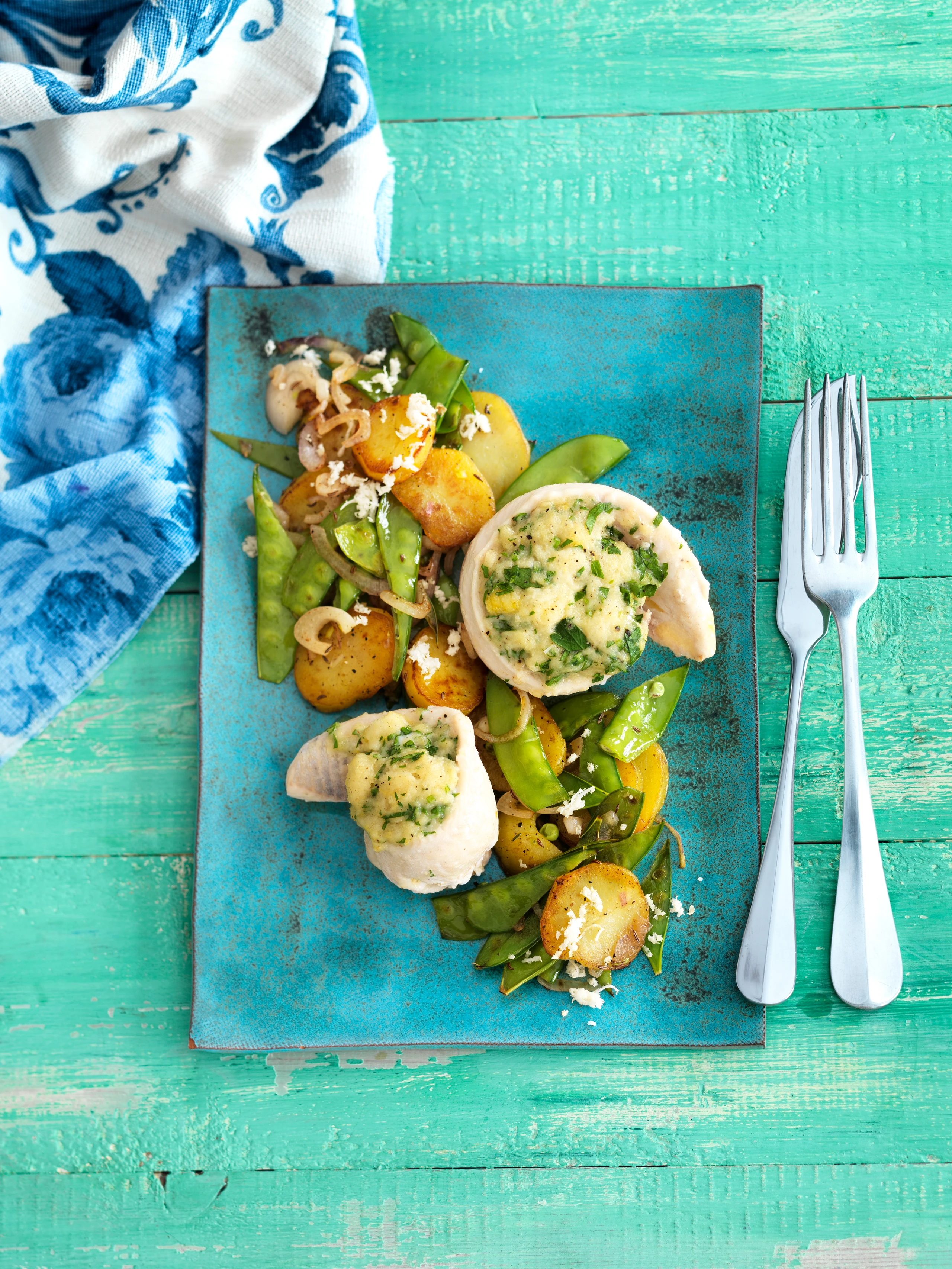 Forellenröllchen mit Kräuter-Topfenfülle und Erbsen-Erdäpfel-Gröstl