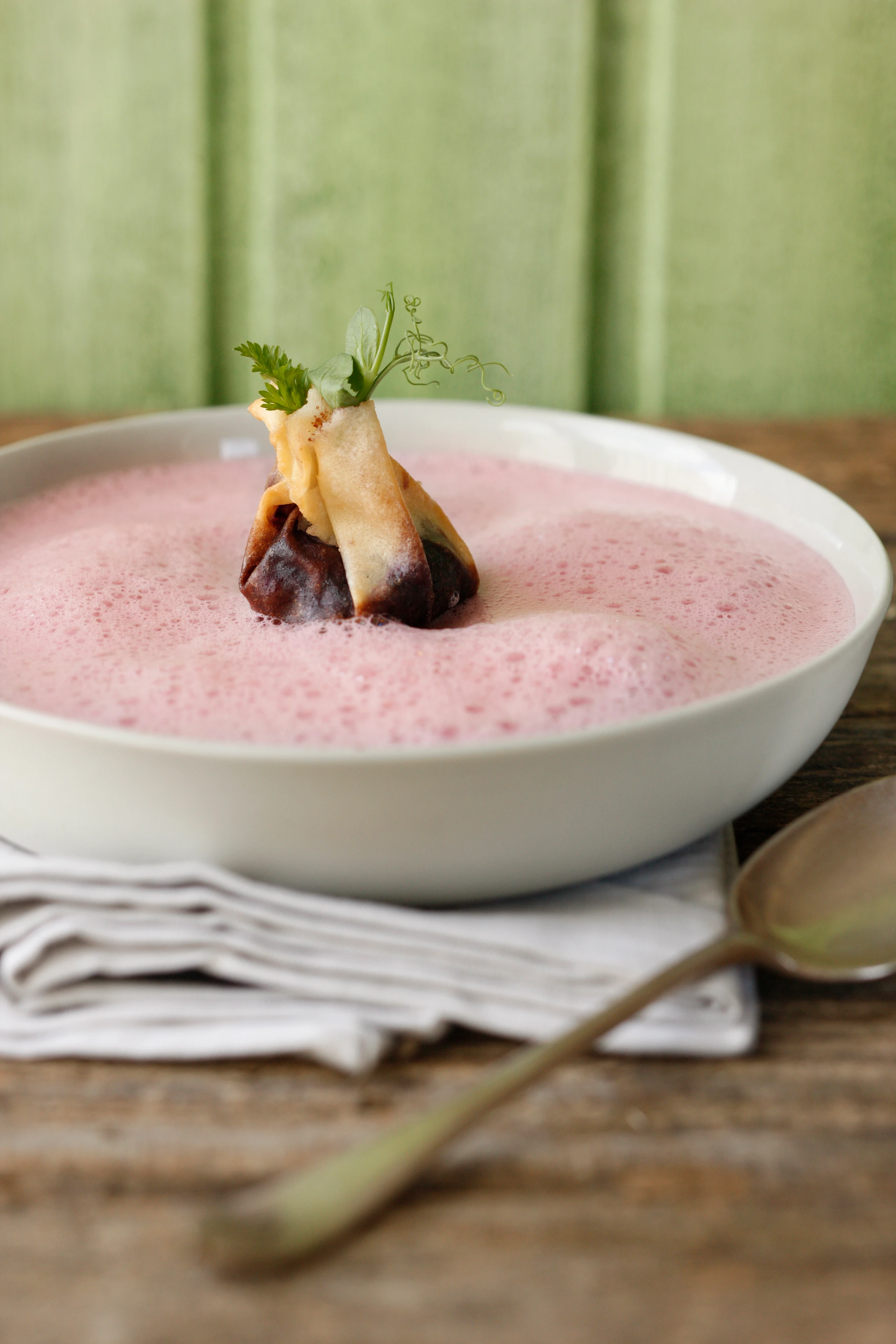 Rotkrautsuppe mit Krautsackerln