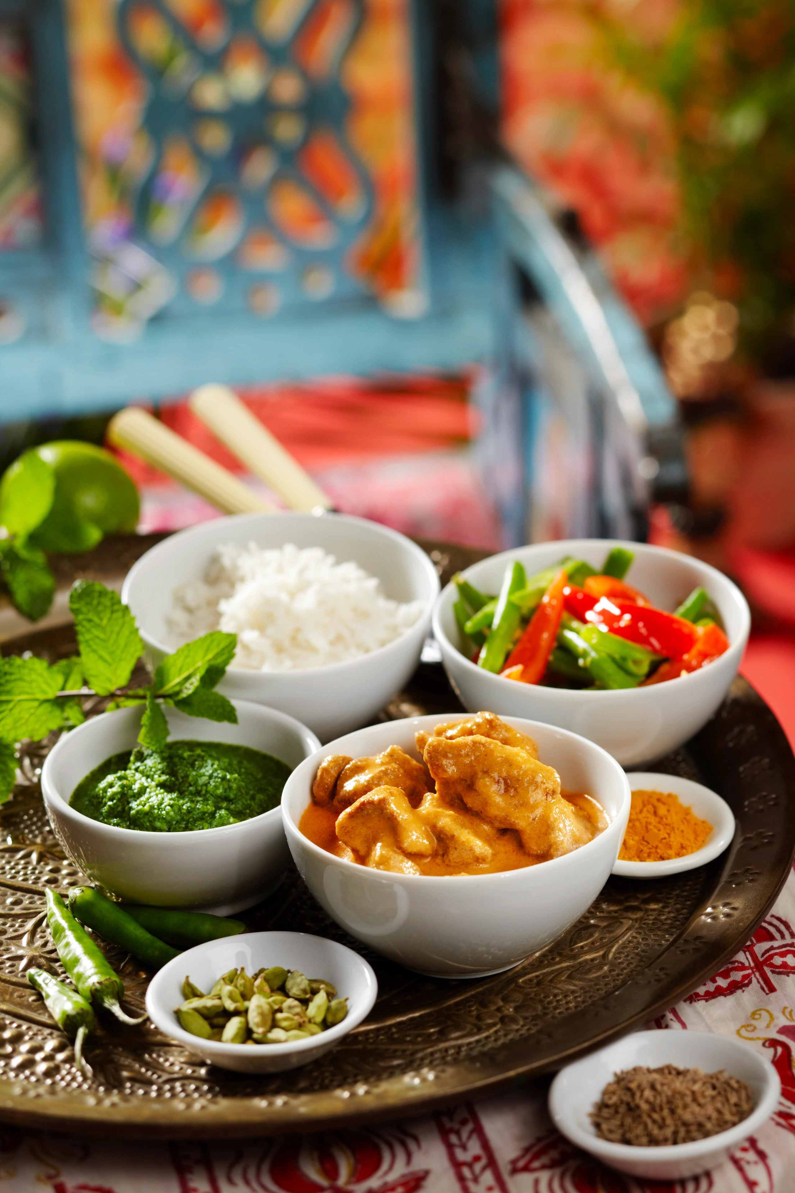Lamm in Joghurt-Sauce mit Paprika-Fisolen-Curry und Minze-Chutney