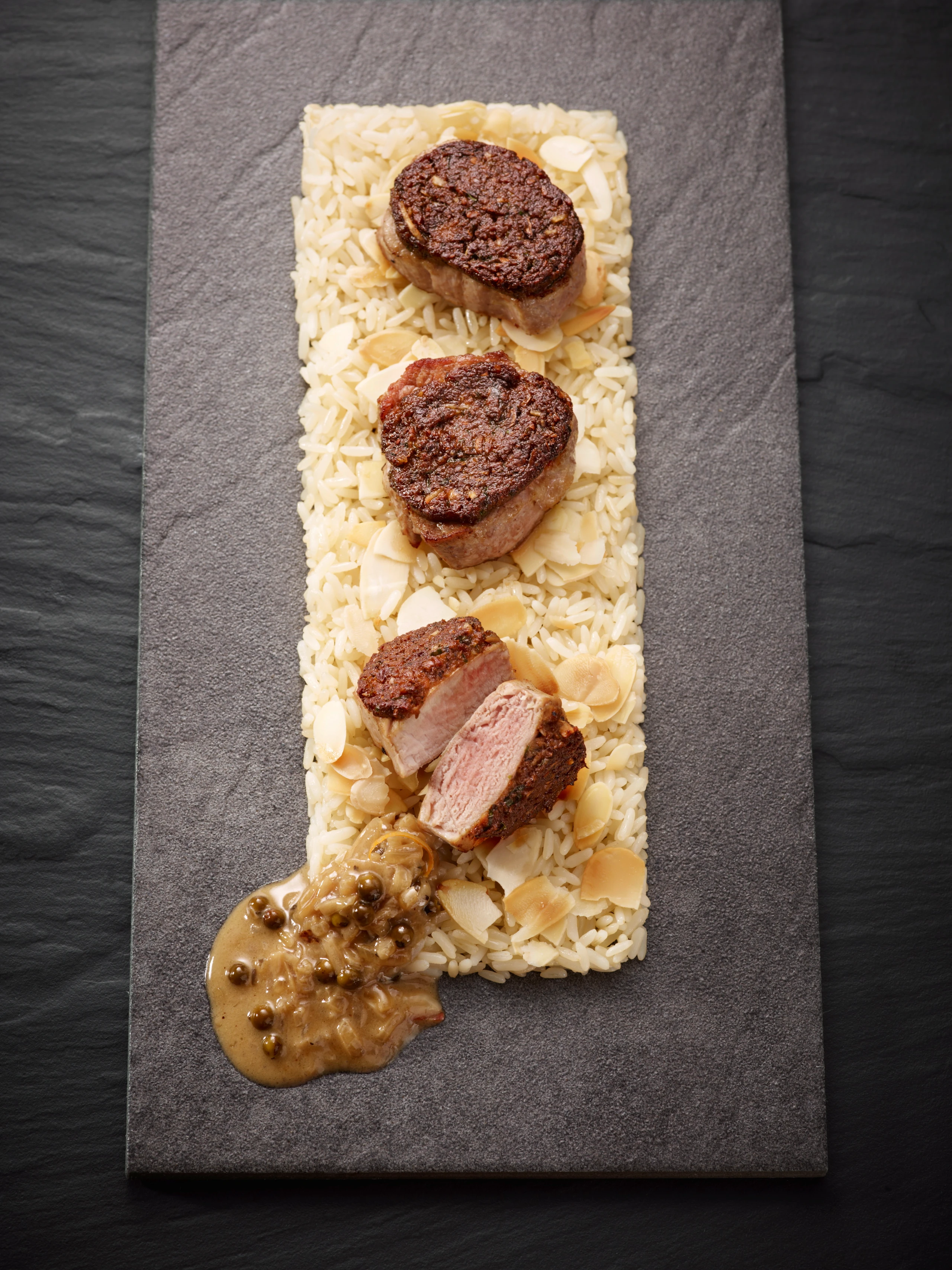 Schweinsmedaillons mit Pilzkruste und Pfeffersauce