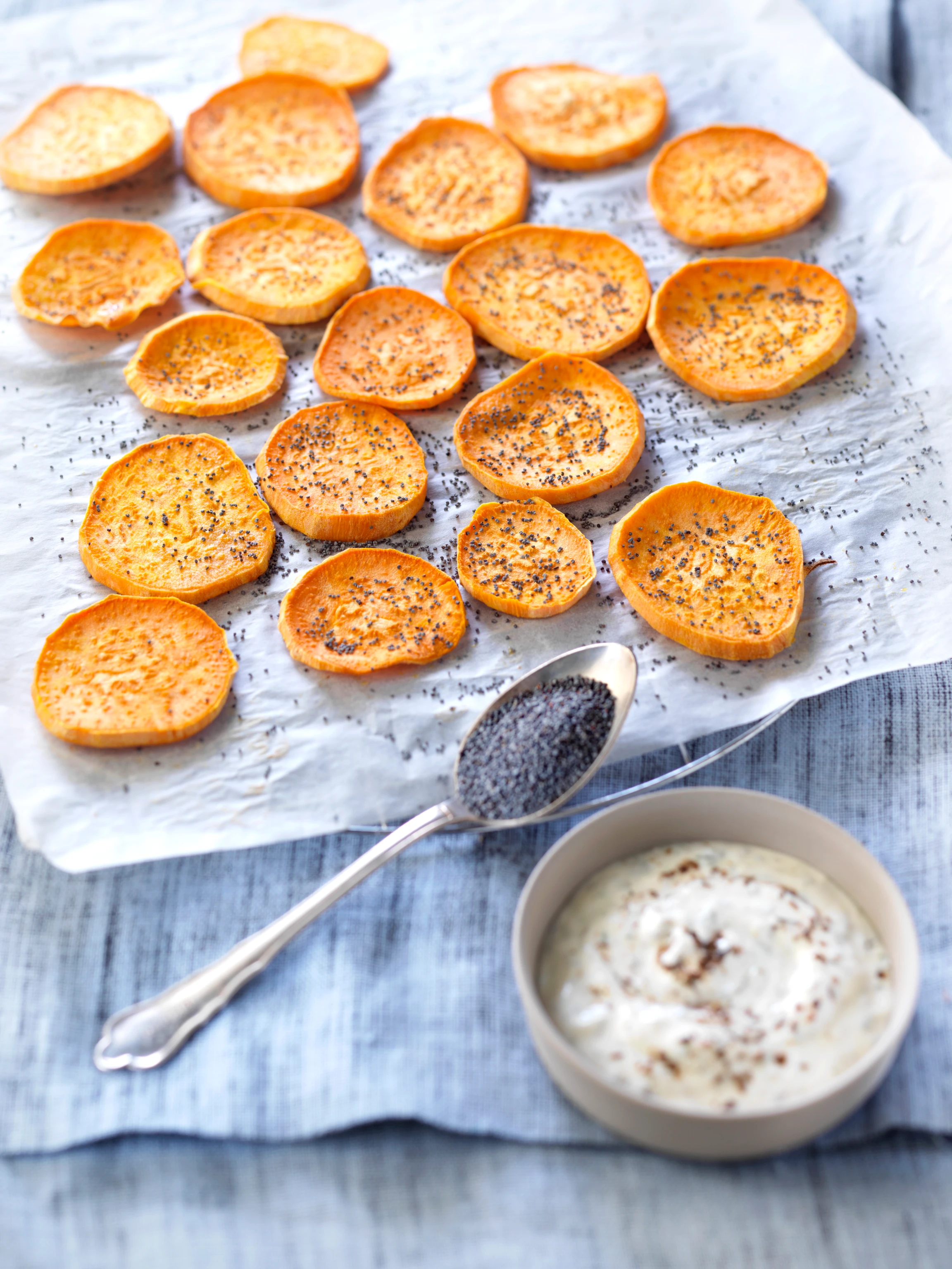 Süßkartoffel-Chips mit Gewürzdip