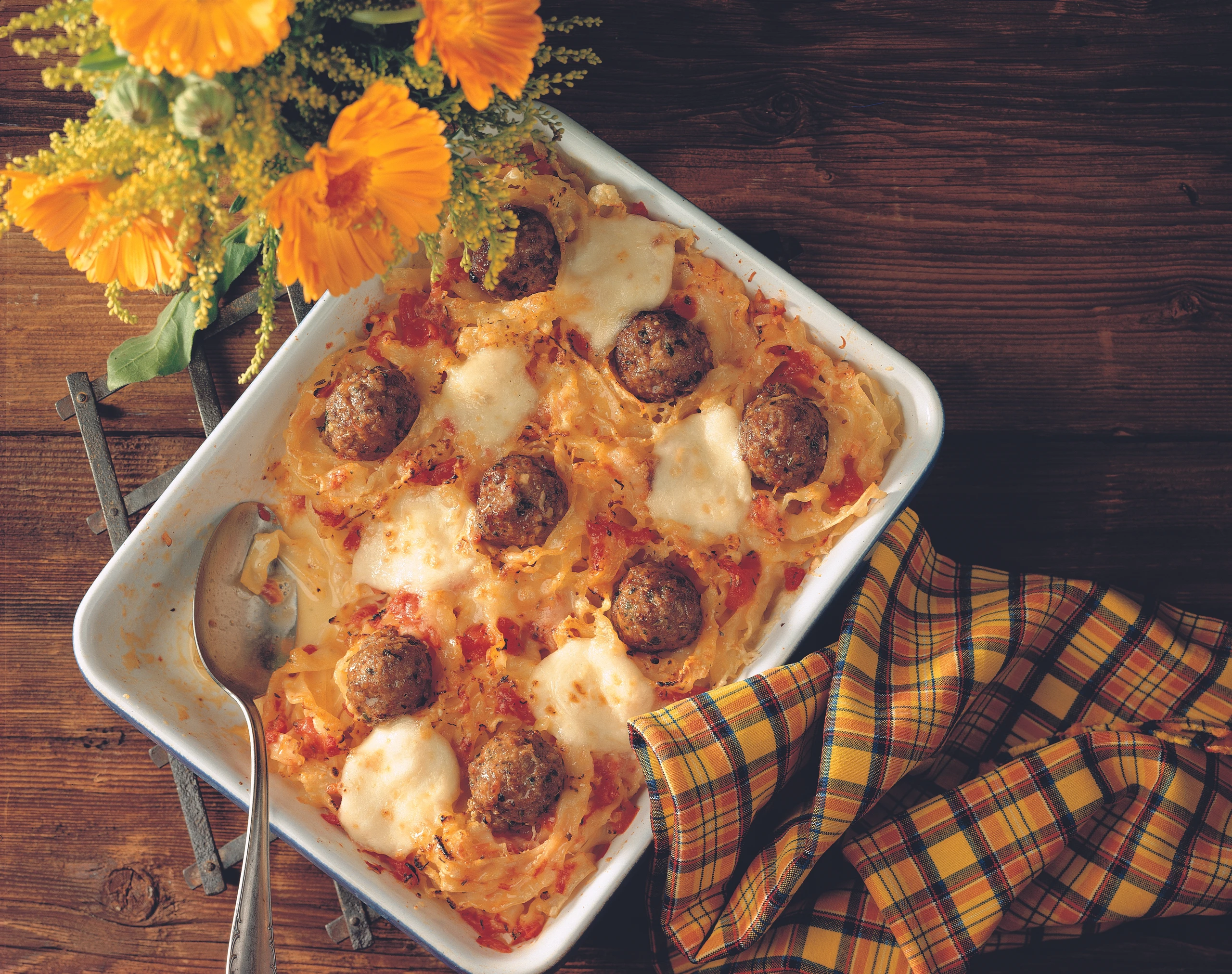 Nudel-Nester mit Fleischbällchen und Mozzarella