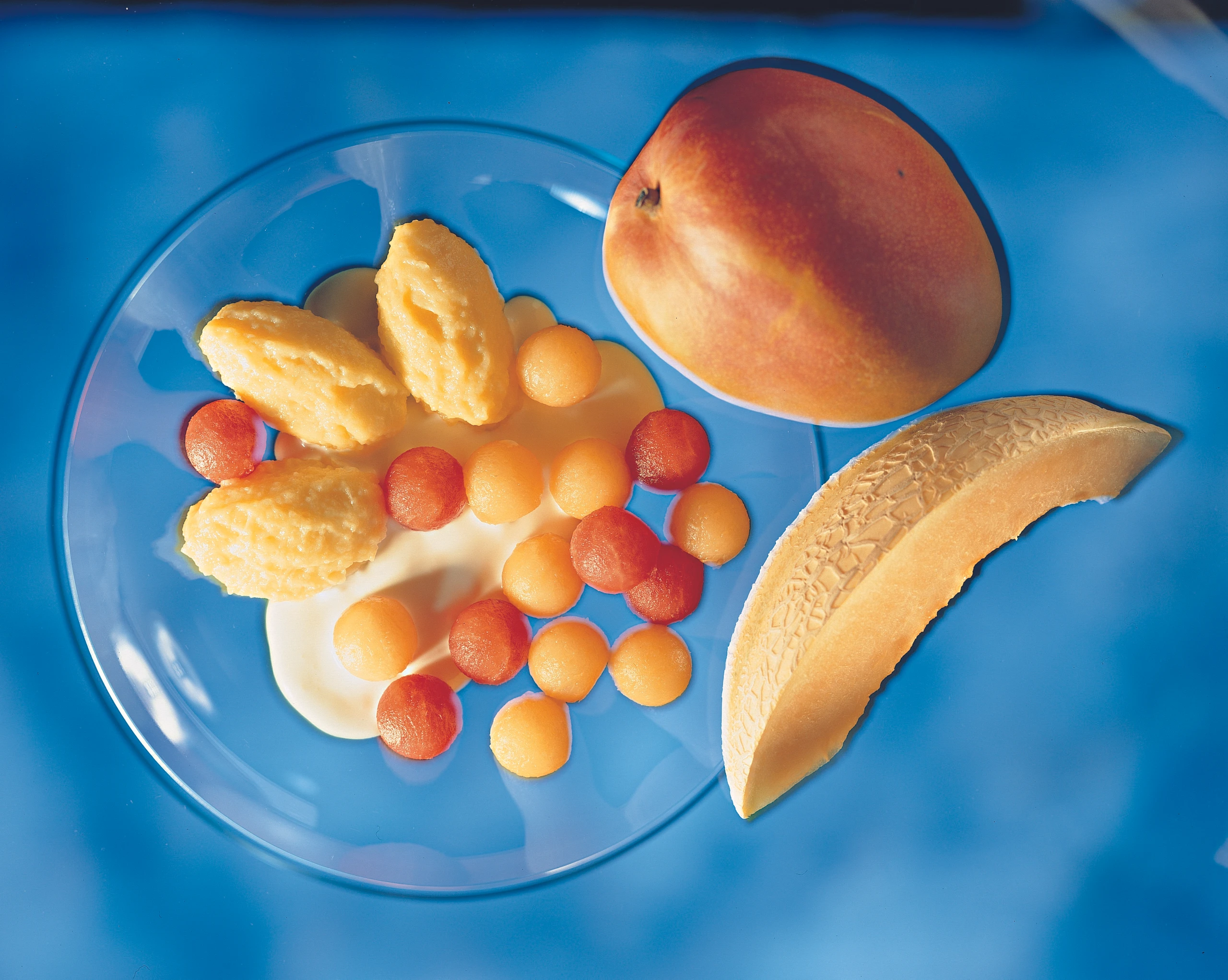 Mango-Nockerl mit Melonen und Kokos-Sauce