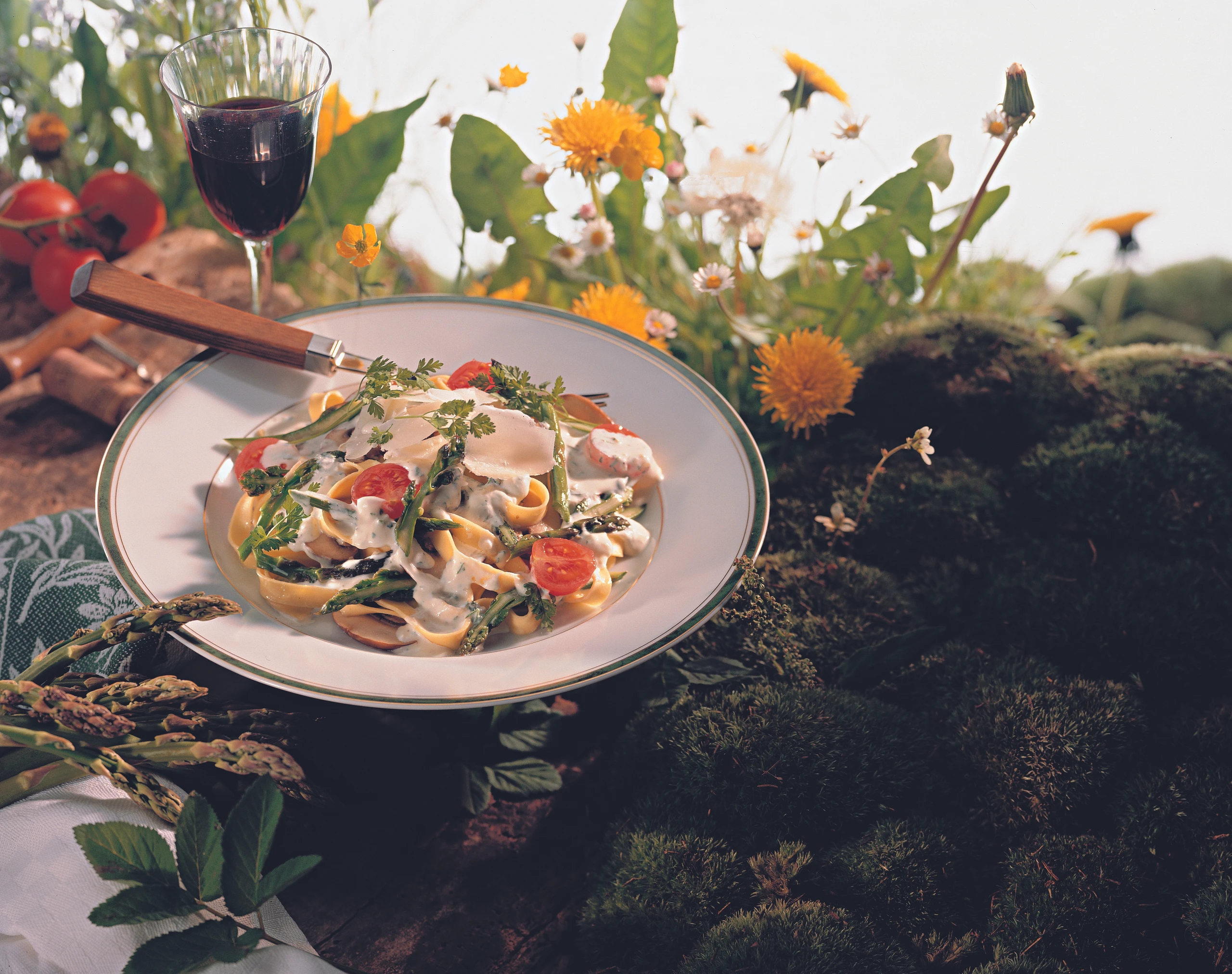 Hausgemachte Nudeln mit Kerbel und grünem Spargel