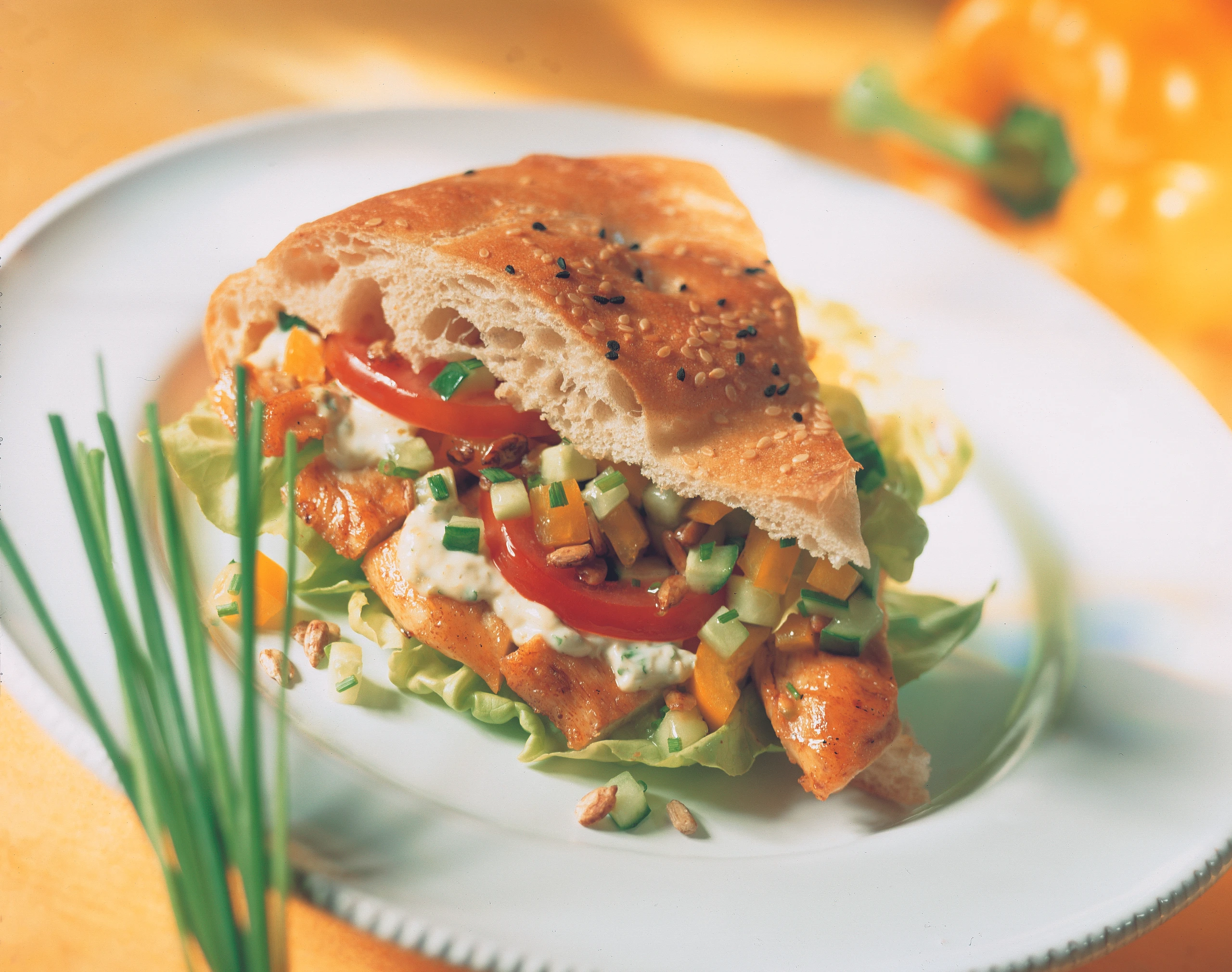 Hühner-Sandwich mit Gemüsesalsa und Senfsauce