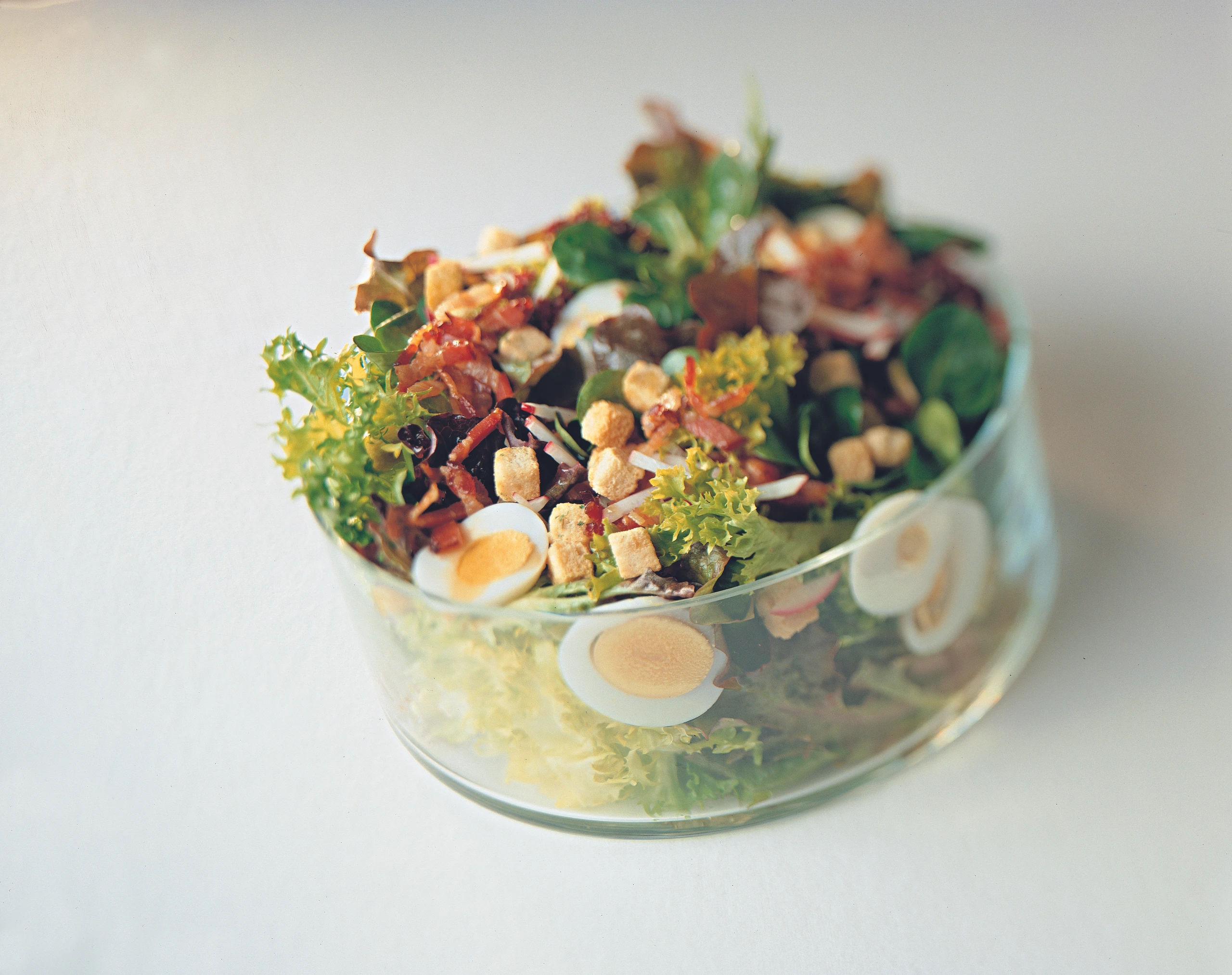 Gemischte Blattsalate mit Croûtons und Speck