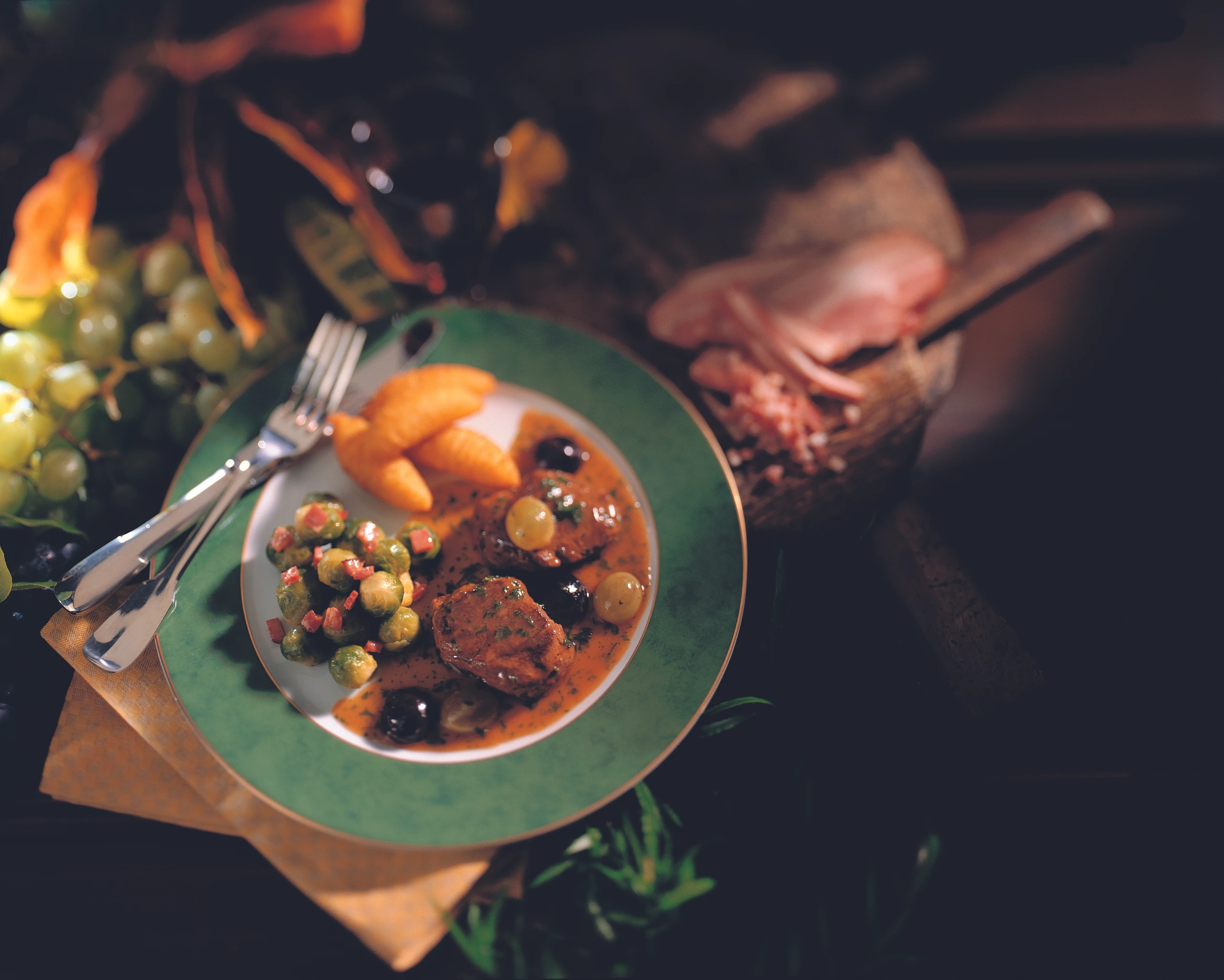 Rehmedaillons mit Traubensauce und Speck-Kohlsprossen